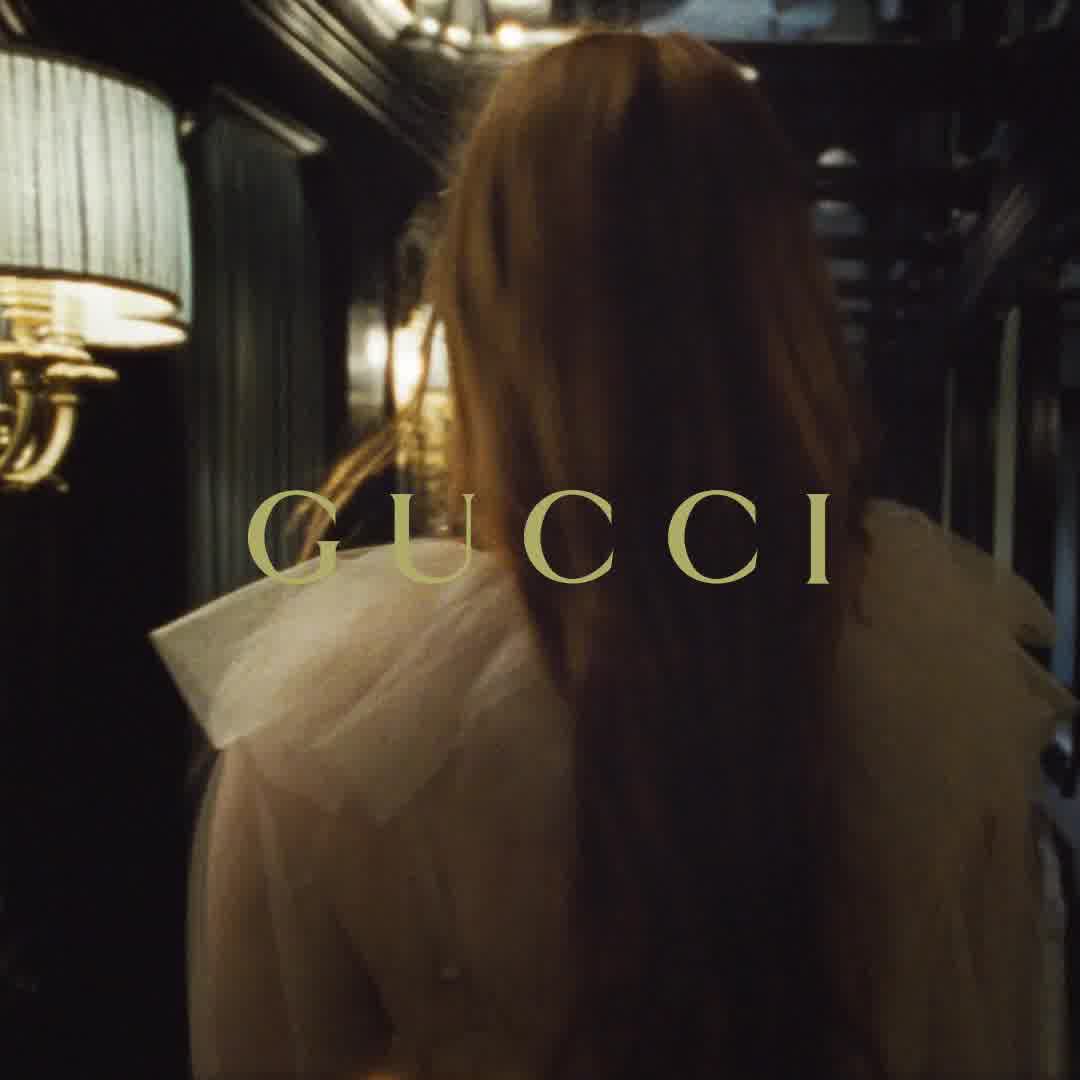 Grandeur in the ceiling and the walls of the new Gucci Vendôme high jewelry boutique; where Florence Welch walks, wearing pieces from the Gucci High Jewelry collection Hortus Deliciarum by Alessandro Michele. A short film featuring the singer, songwriter and poet by Laura Jane Coulson is launching soon.