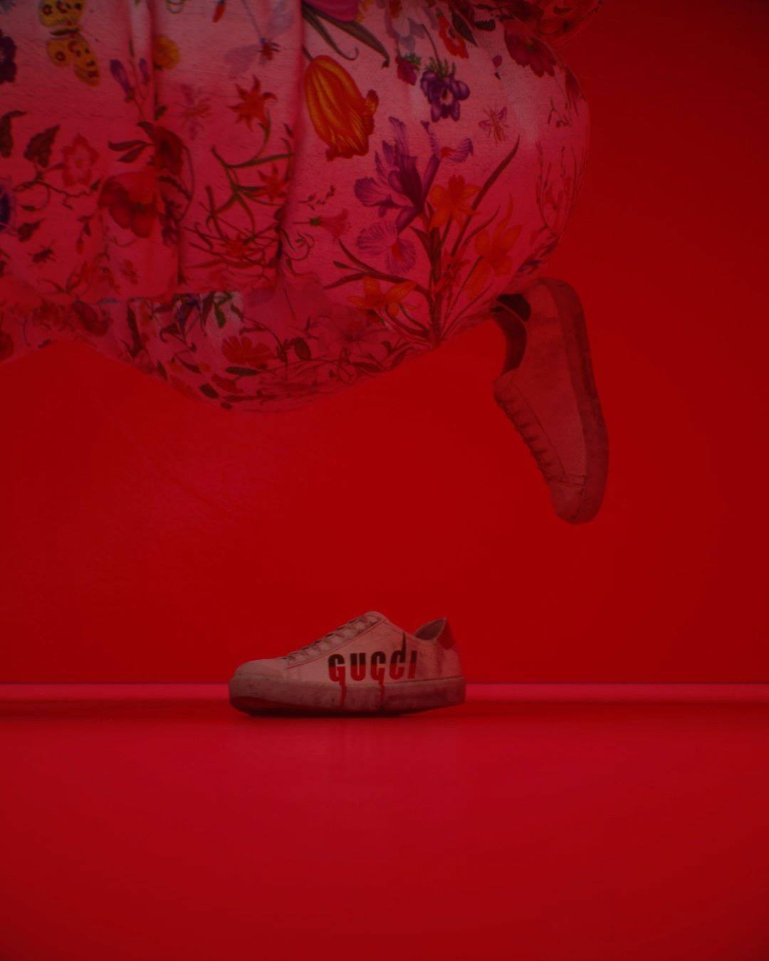 Sound on. Presenting the new 24 Hour Ace videos featuring the Gucci Ace sneaker by Alessandro Michele. Estaban Diacono’s animation is a weightless character fashioned from Flora printed fabric. “I thought about jellyfish, with their elegant and pulsating, weightless motions.”