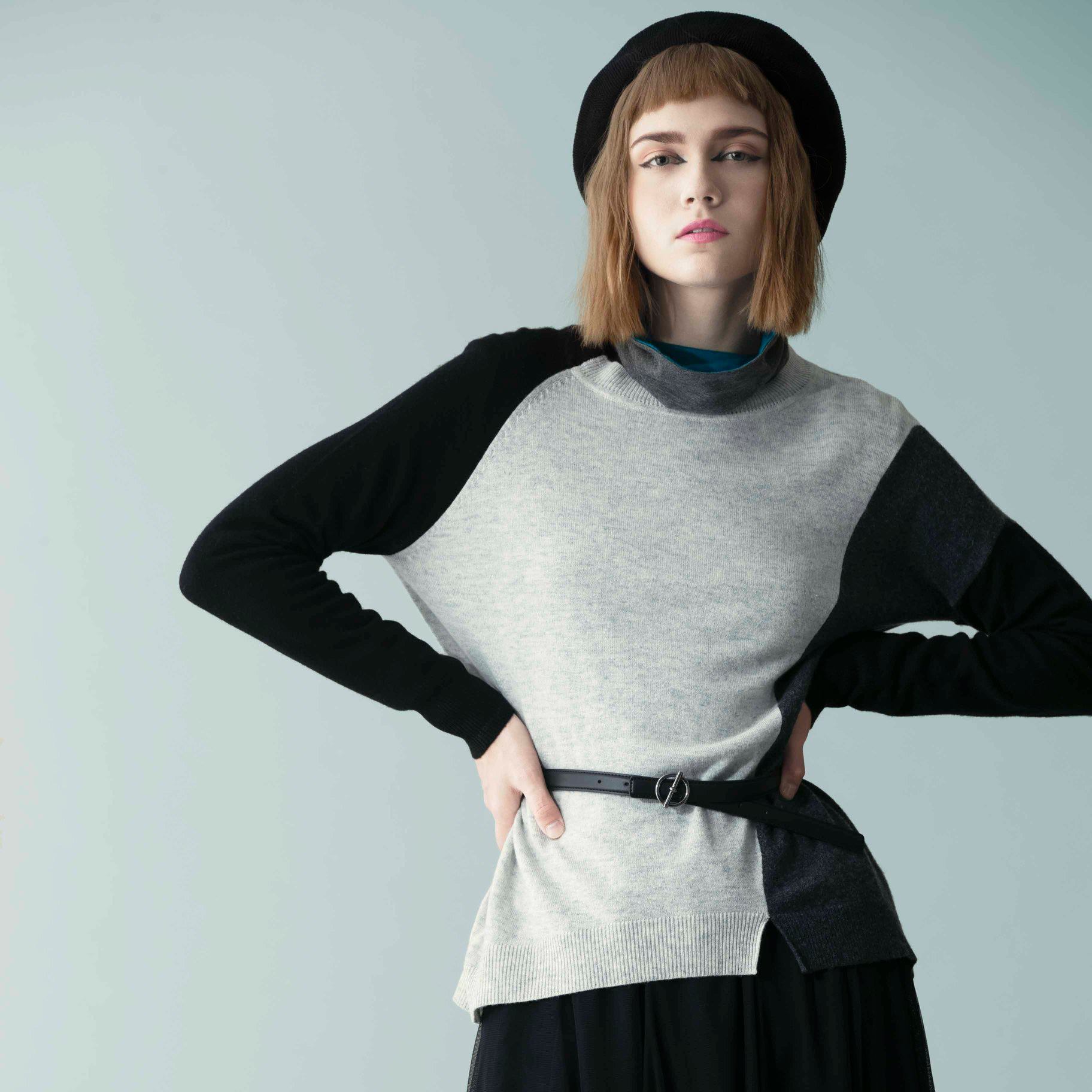 【Colourblock Wool Cashmere Top】拼色是前衛元素之一，Atsuro Tayama以不規則的黑、淺灰及灰色拼色設計，給保暖舒適的混羊絨針織上衣增添了個性，輕易穿出層次感豐富的時尚造型。 更多Atsuro Tayama單品在Sidefame網店發售﹕