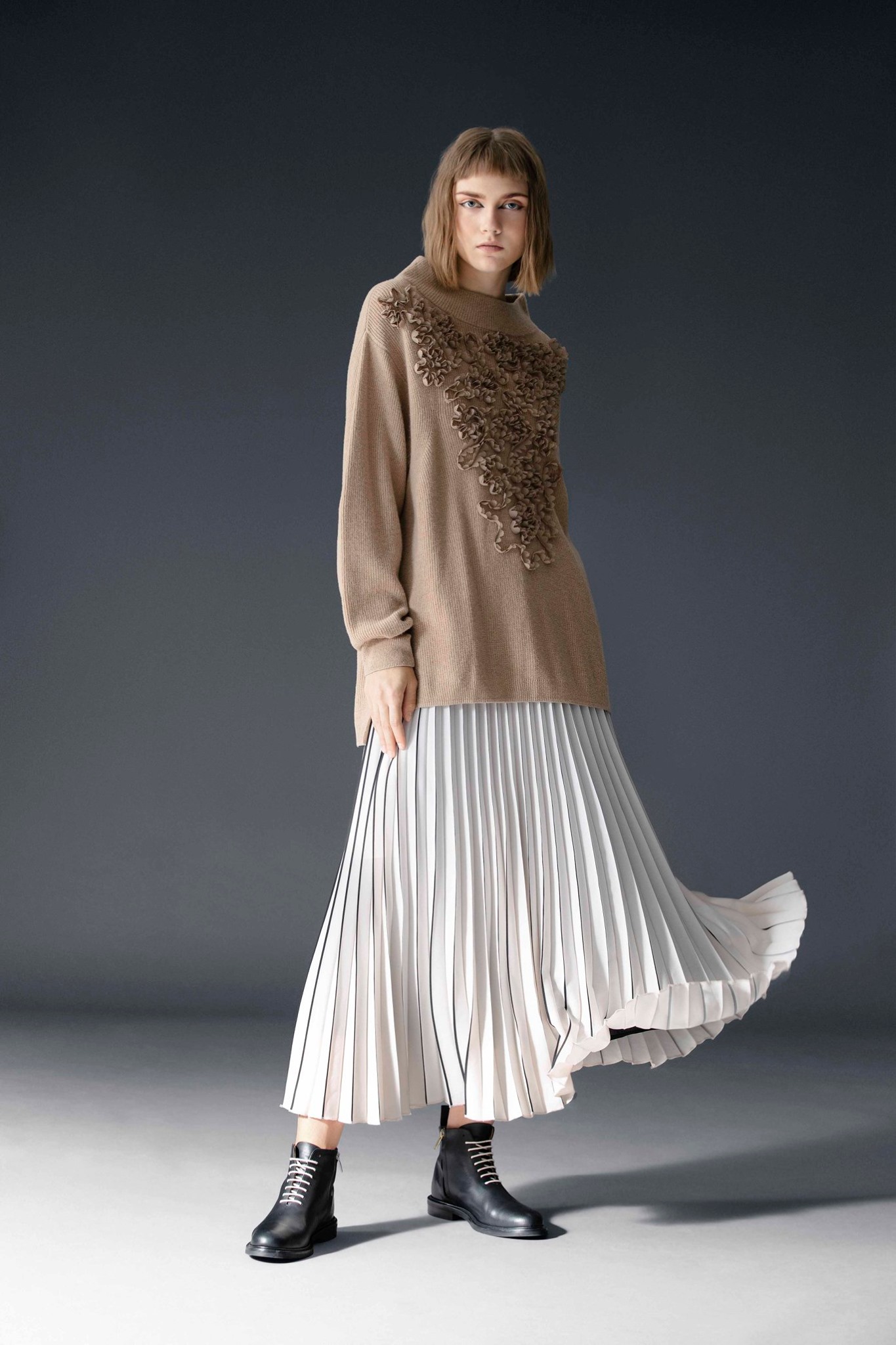 【Blossom In Winter】誰說花花元素就不能型格？Atsuro Tayama以其獨有的時尚美學，選用特大抽象立體花點綴觸感細膩、具光澤感的羊毛上衣，完美結合浪漫與前衛風格。 更多Atsuro Tayama單品在Sidefame網店發售﹕