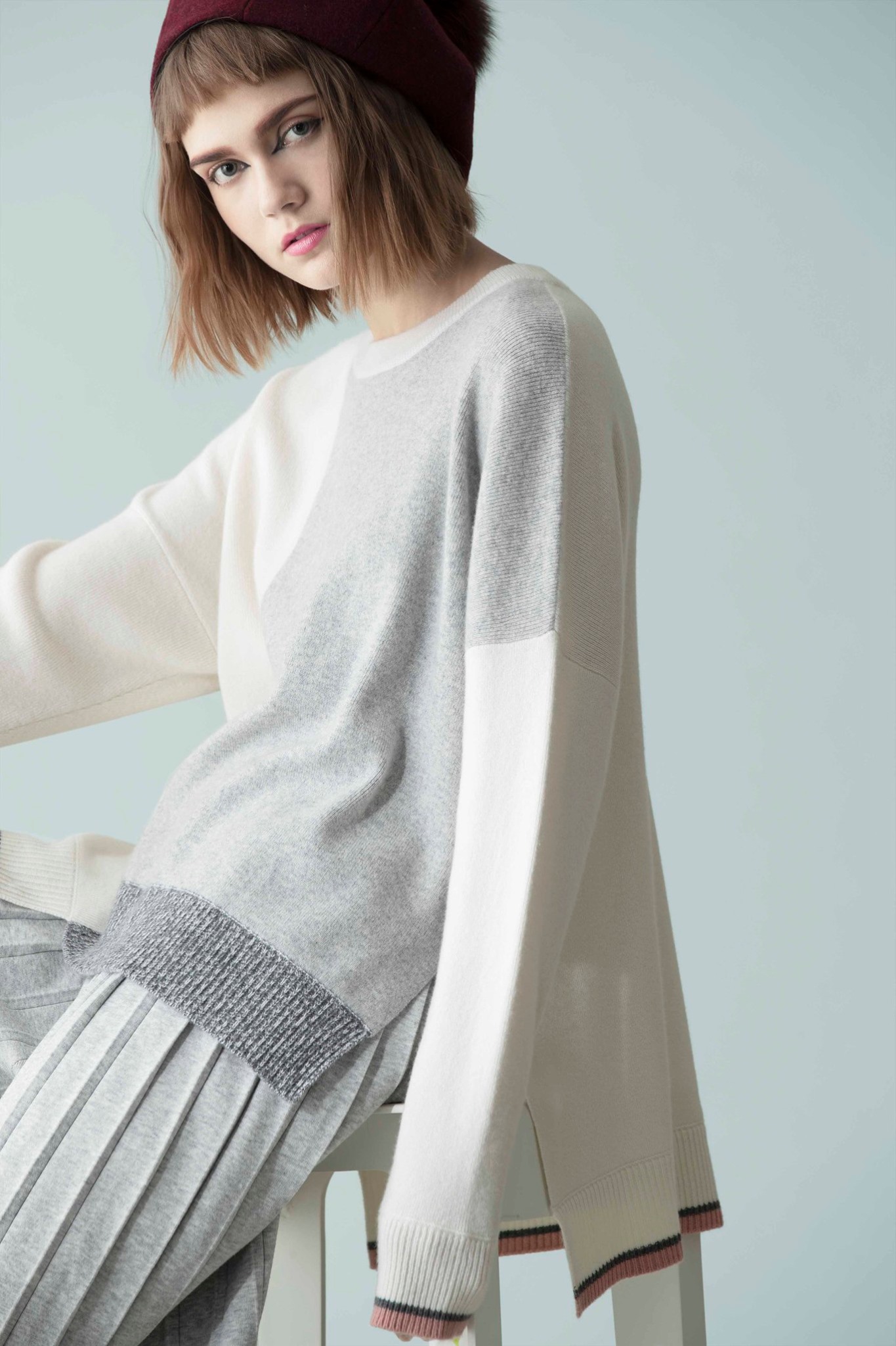 【Enrich Layering With Colourblock Chic】貫徹Atsuro Tayama富藝術感且前衛的風格，設計師巧妙將拼色設計呈現於單品的不同位置，並結合不規則剪裁打造一系列柔軟舒適的羊毛混山羊絨上衣，讓您輕易配搭出時尚且層次豐富的秋冬造型。 更多Atsuro Tayama單品在Sidefame網店發售﹕