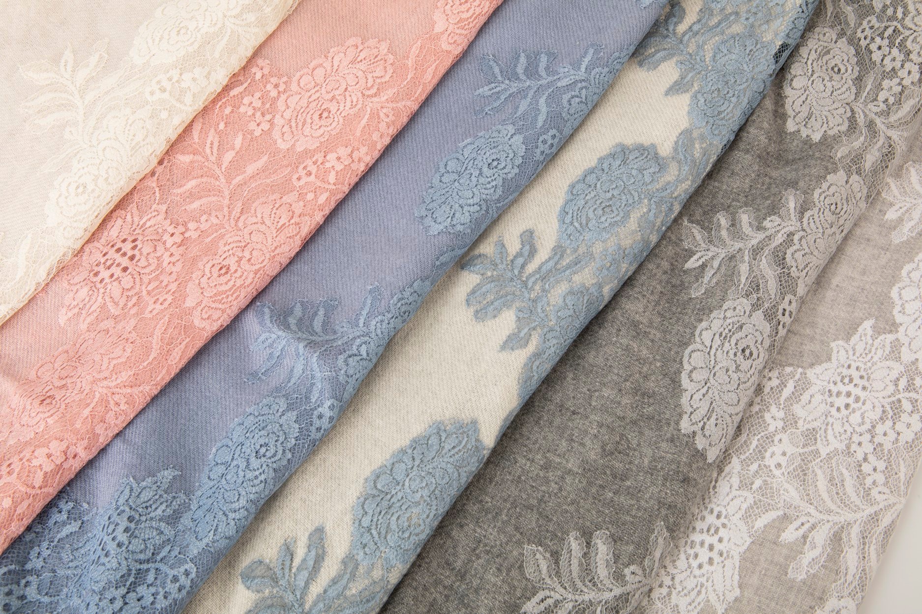 【The Lace Allure】周末氣温下降，一條時尚的圍巾是手袋中不能缺少的單品。Atsuro Tayama精選山羊絨混羊毛織出觸感細膩、輕巧舒適的圍巾，特意加入高雅的蕾絲拼布帶出女性的嫵媚，為造型添上剛柔並重的氣息。多元化的顏色設計，讓您隨不同場合及心情打造具層次感又保暖的造型，釋放您與別不同的時尚魅力吧! 更多Atsuro Tayama單品在Sidefame網店發售﹕