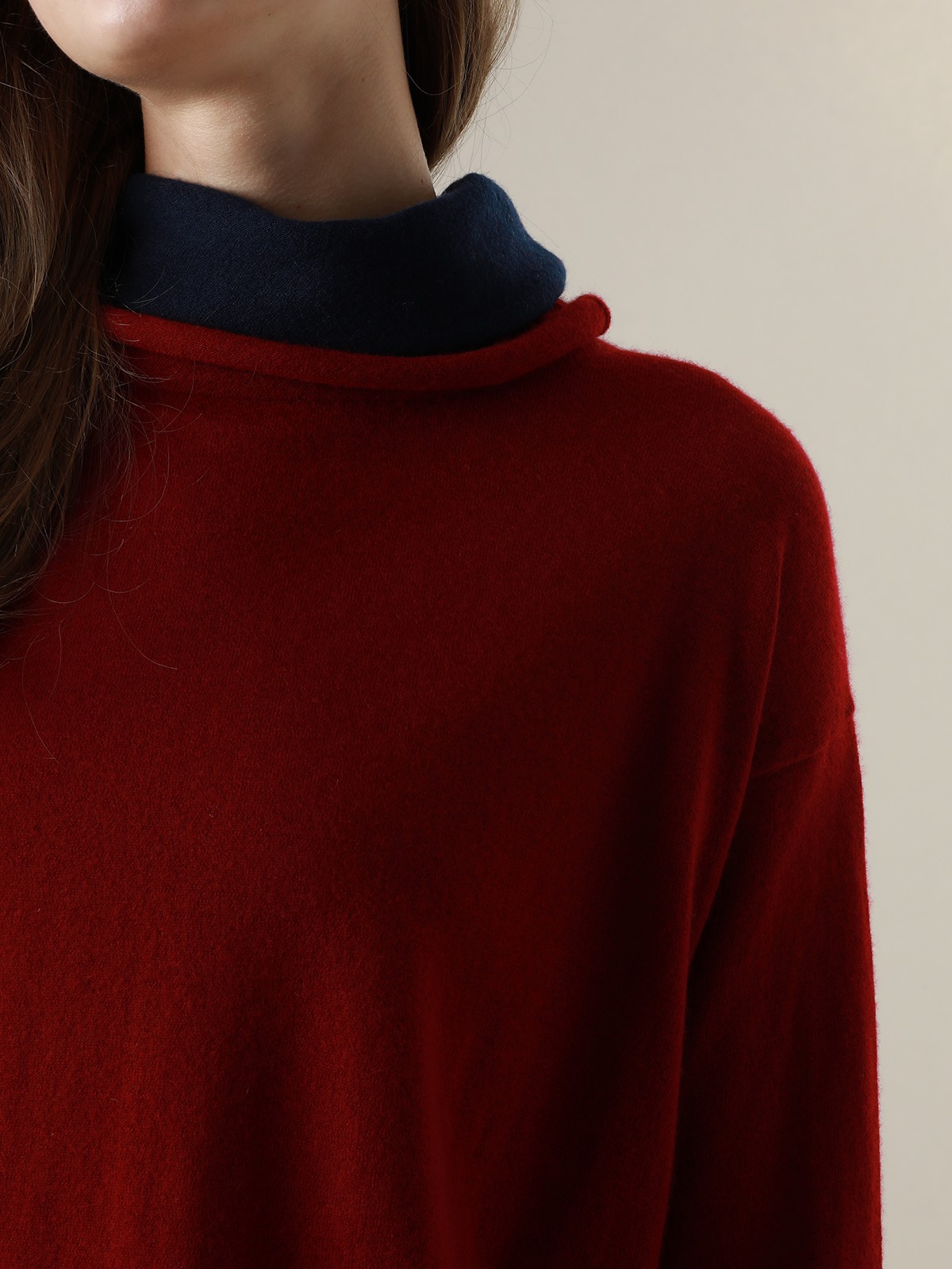 【Embrace Winter With Ultra Fine Cashmere Top】精選比一般山羊絨更輕薄柔軟的纖維打造的觸感細膩的針織上衣，不規則剪裁結合領口及衣袖的雙色設計豐富整體層次感，讓您輕易穿出保暖又不失個性的造型，散發Atsuro Tayama的前衛時尚魅力。 更多Atsuro Tayama單品在Sidefame網店發售﹕