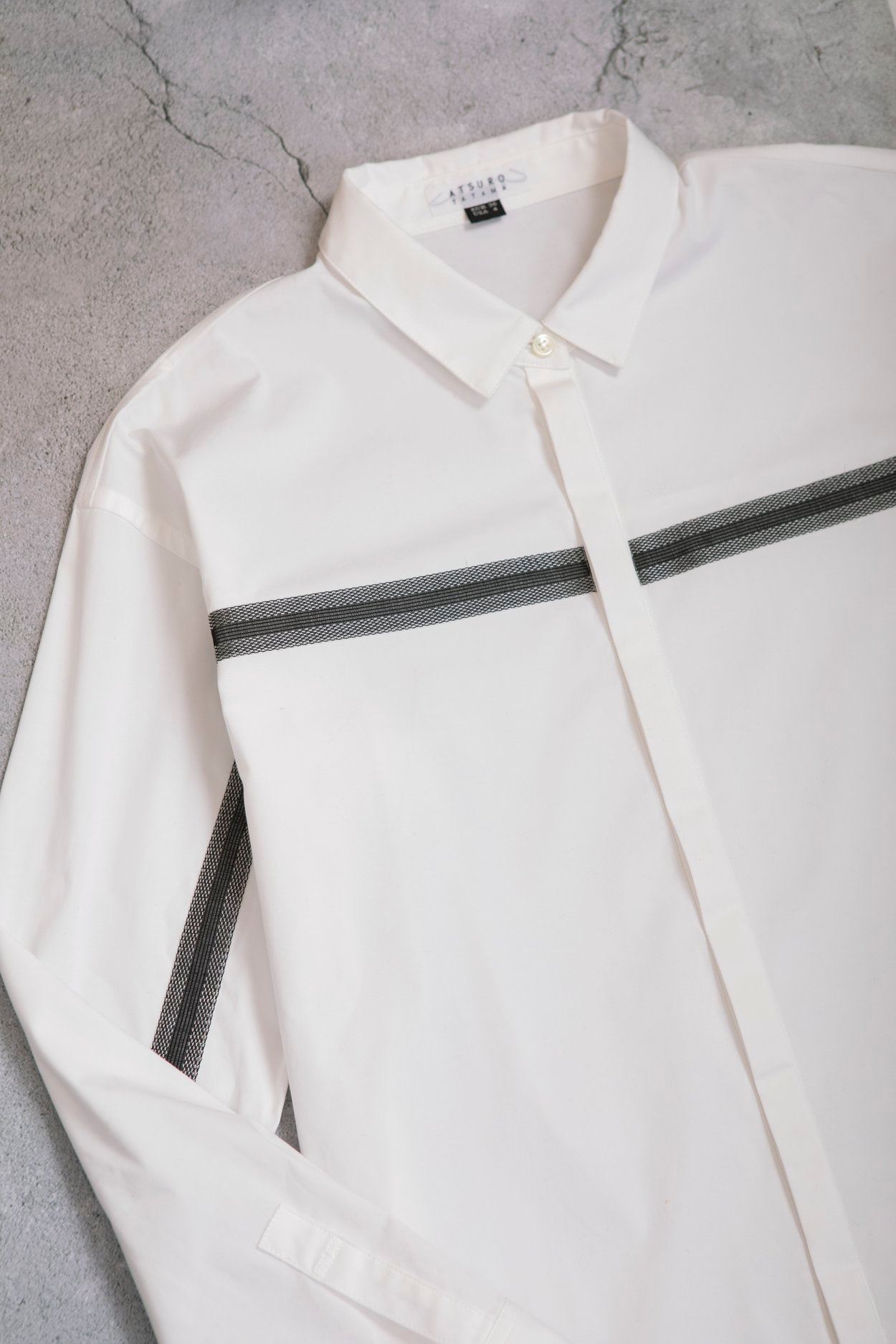 【Sporty Chic Tape Shirt】Atsuro Tayama擅於結合前衛元素與運動風格，於特大剪裁的中性襯衫織出仿如運動者常備的運動織帶，豐富了單品的層次感，並為造型增添個性魅力。 更多Atsuro Tayama單品在Sidefame網店發售﹕