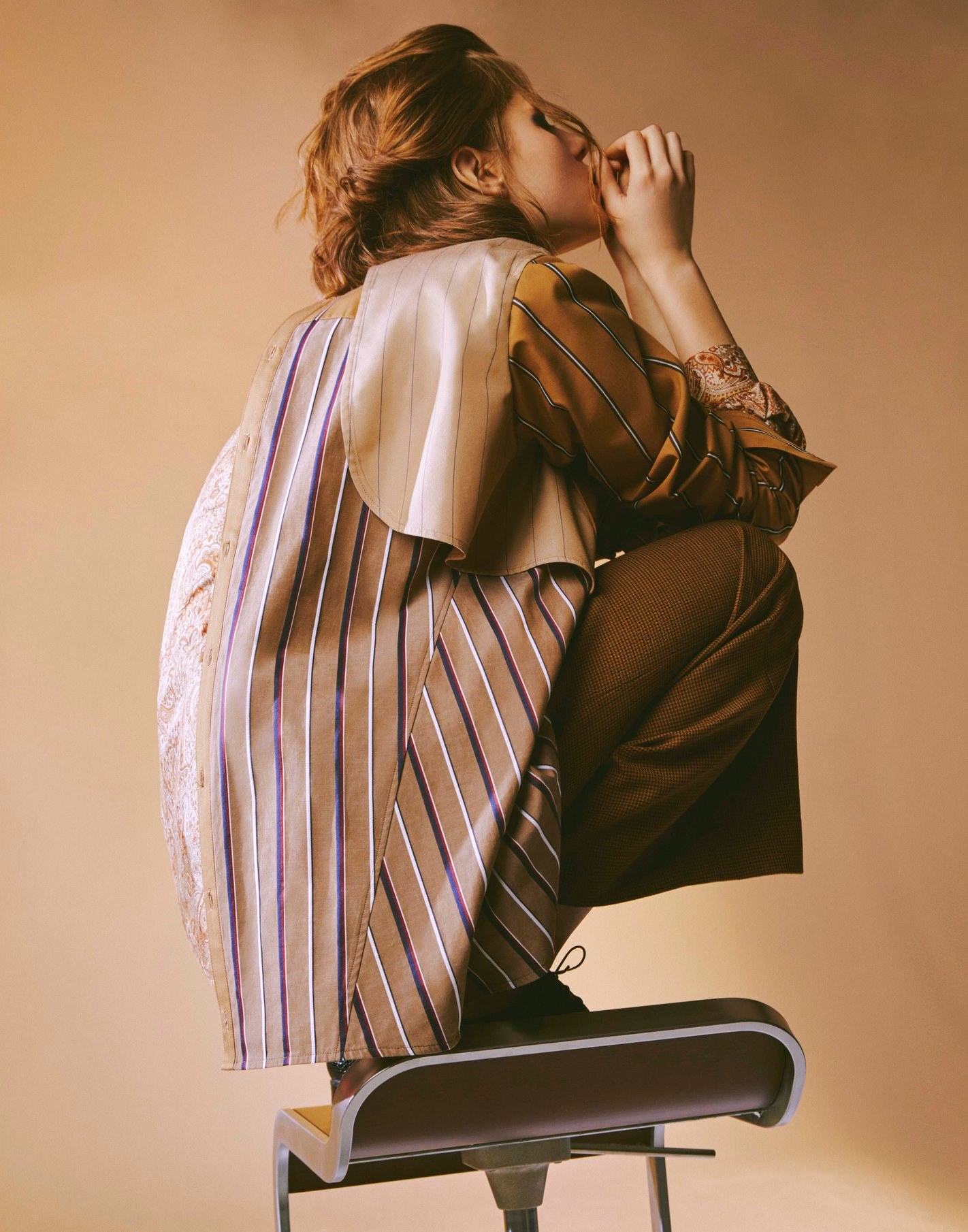 【Avant Garde Is Back】設計師Atsuro Tayama於新一季銳意要重回前衛時尚的風格，以其獨特的美學帶來一系列功能與時尚兼備的單品，採用男裝廓型結合拼布、超大口袋及中性條紋等元素，展現品牌別具個性、剛柔並重的時尚魅力。 更多Atsuro Tayama單品在Sidefame網店發售﹕