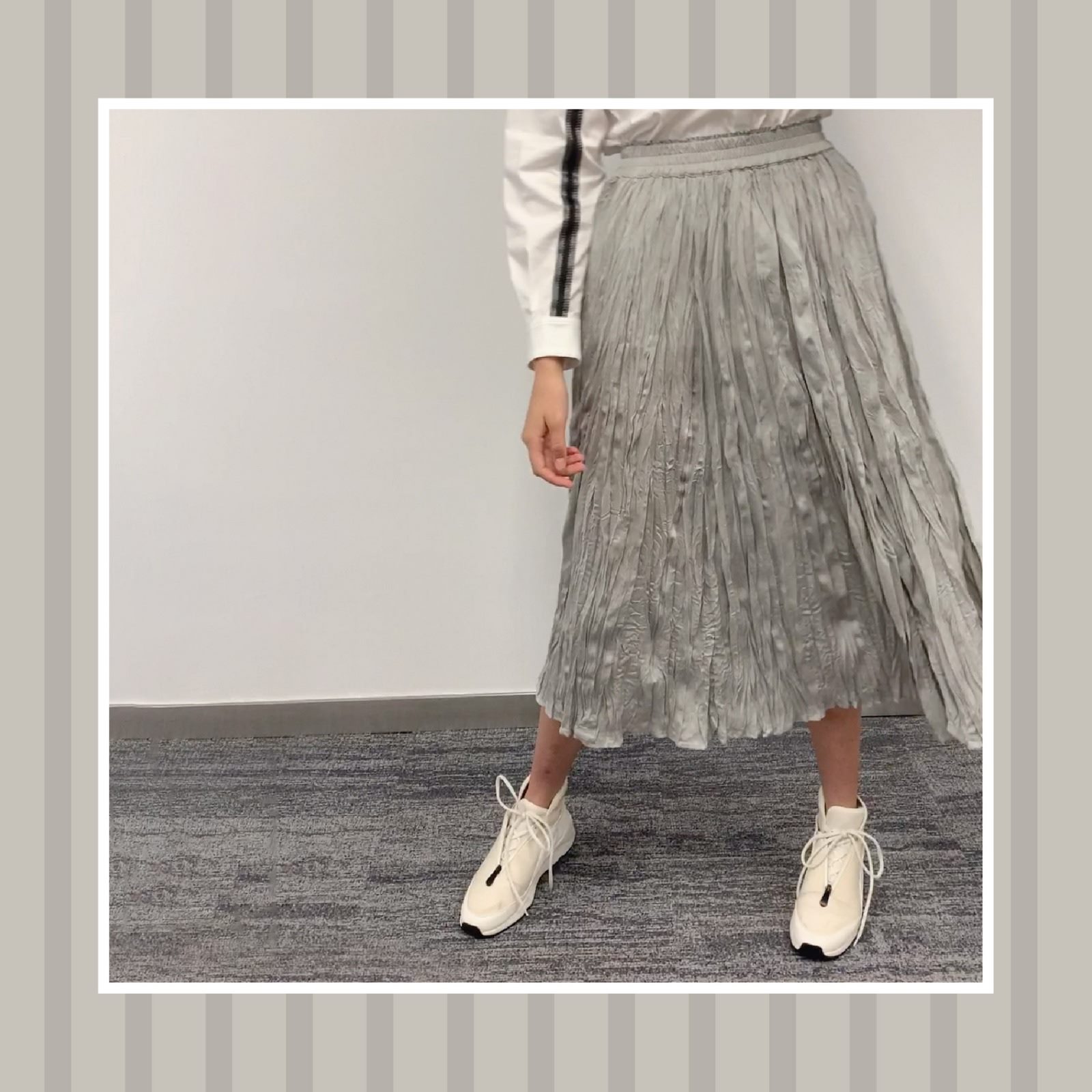 【Crinkle Pleated Skirt】要展現個性造型，在挑選單品方面可以選一些特別的材質，增加單品的可塑性。Atsuro Tayama貫徹其前衛美學，特意選用舒適輕薄的柔軟材質，並造出不規則的壓褶細節，讓您以時尚的半截裙打造獨特且剛柔並重的飄逸造型。 更多Atsuro Tayama單品在Sidefame網店發售﹕
