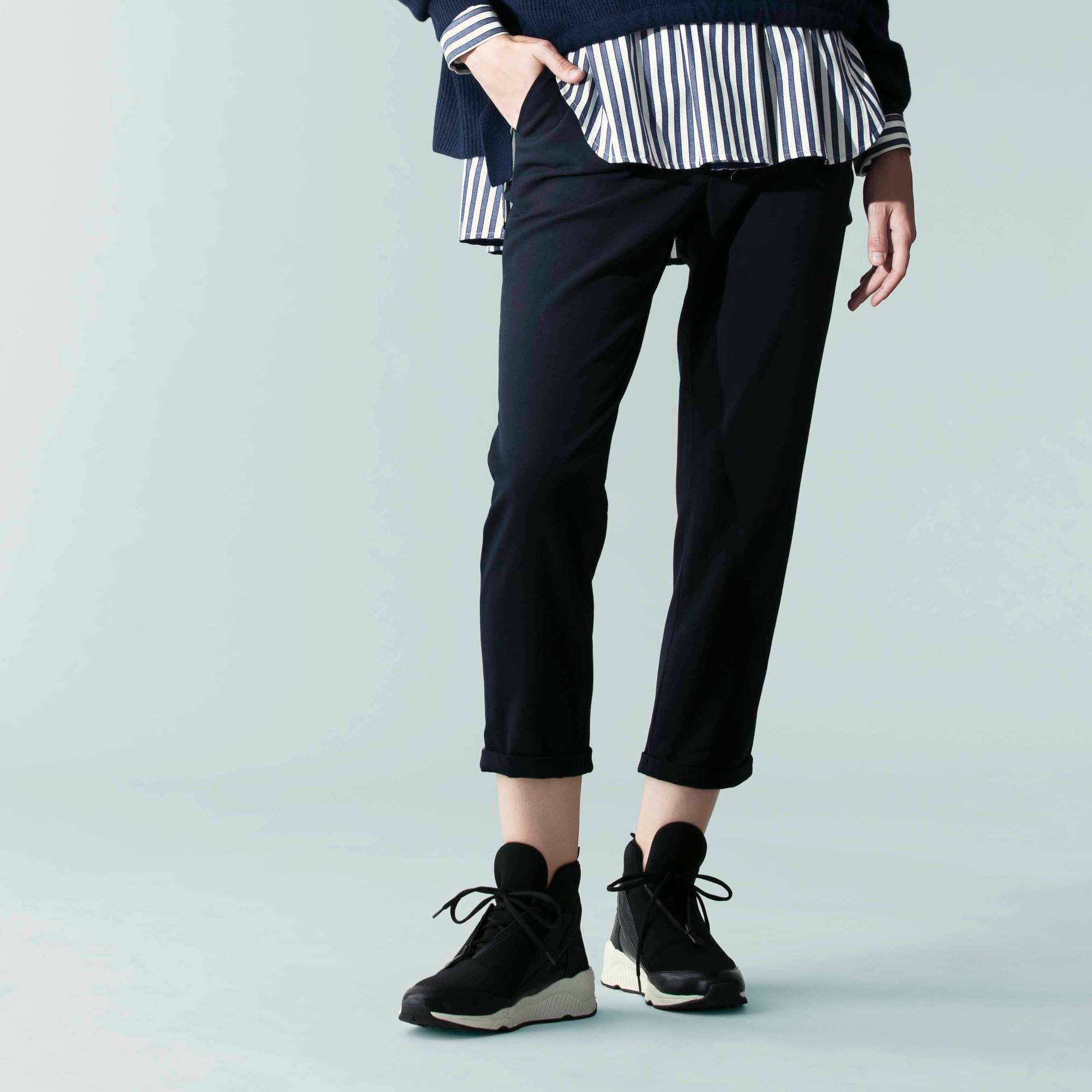 【Cozy Slim Fit Pants】Atsuro Tayama打破一般窄身單品的不適及焗促感，採用特別的物料及剪裁技巧，呈獻富彈性且顯瘦的長褲，讓您打造時尚與舒適兼備的個性造型。 更多Atsuro Tayama單品在Sidefame網店發售﹕