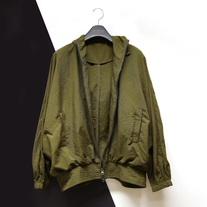 【Bubble Shape Lightweight Jacket】以兼備美觀及功能性為設計宗旨，Atsuro Tayama選用具跣水功能的輕巧日本布料，配合蝙蝠袖及下擺泡泡設計營造豐富的立體感，讓您於秋風及雨季的日子也能穿出時尚個性。 更多Atsuro Tayama單品在Sidefame網店發售﹕