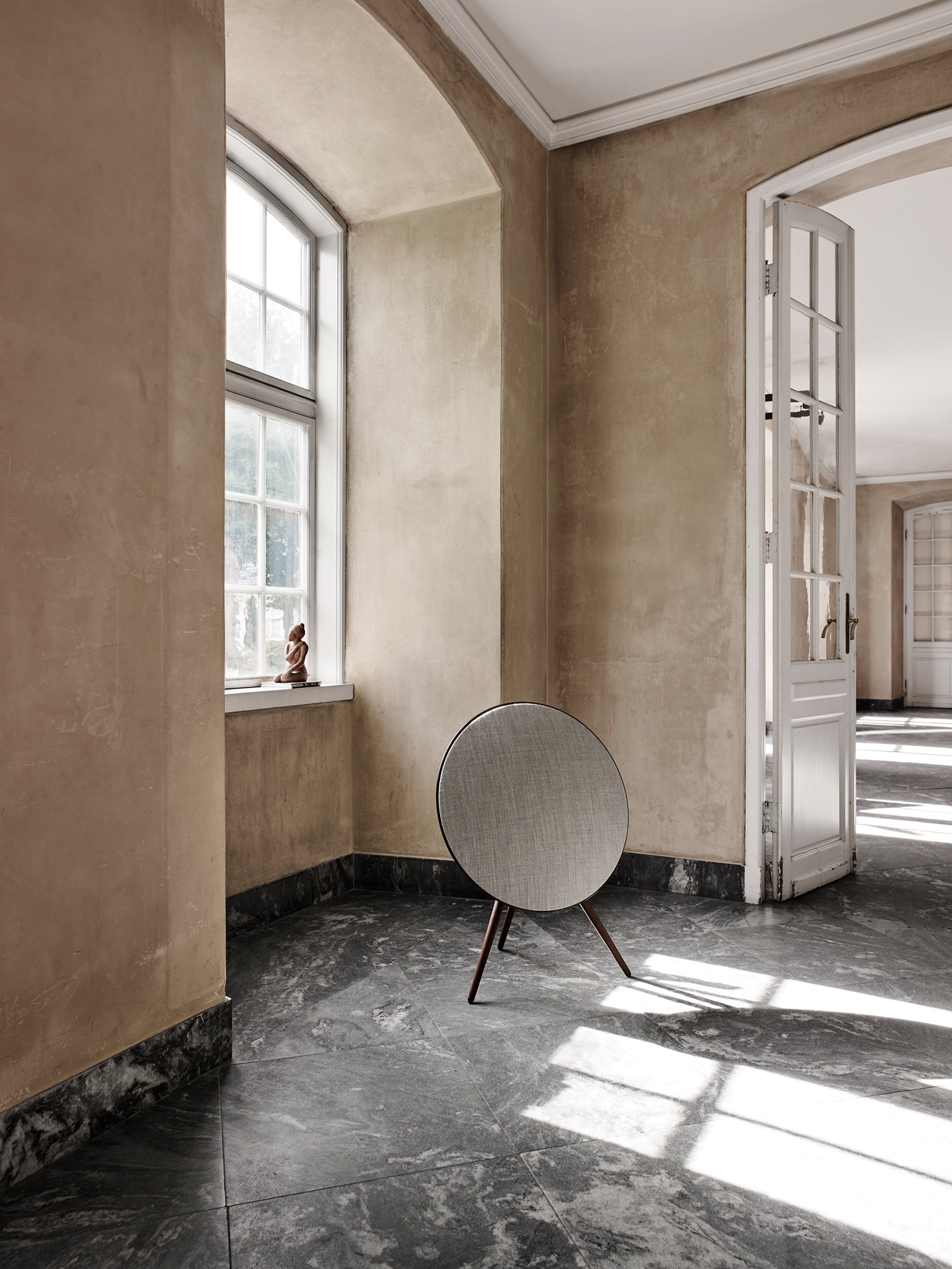 Beoplay A9 fills any room with our Signature Sound thanks to its powerful 480-watt digital amplifier system. Built-in room adaptation adjusts the sound perfectly to its surroundings, so you can experience your music the way the artists intended.