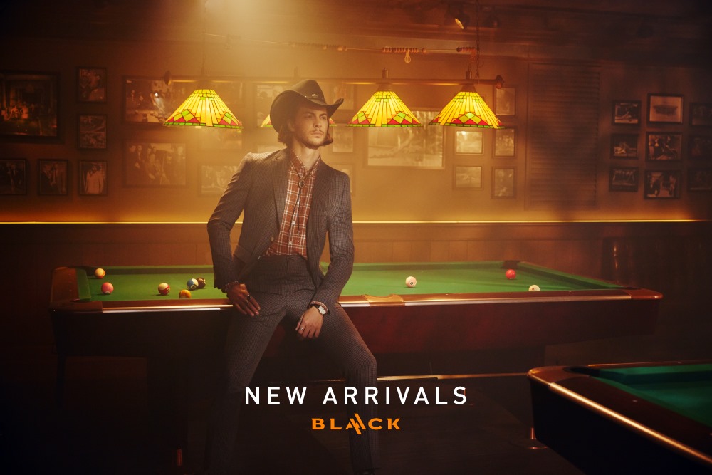 【BLAACK最新秋季系列上市】 將叛逆感重的西部牛仔風，與BLAACK一直堅持的歐陸優雅風糅合，設計出一系列帶有西部風格的紳士服飾，為獨立自信的Alpha Man形象添上一份不羈。