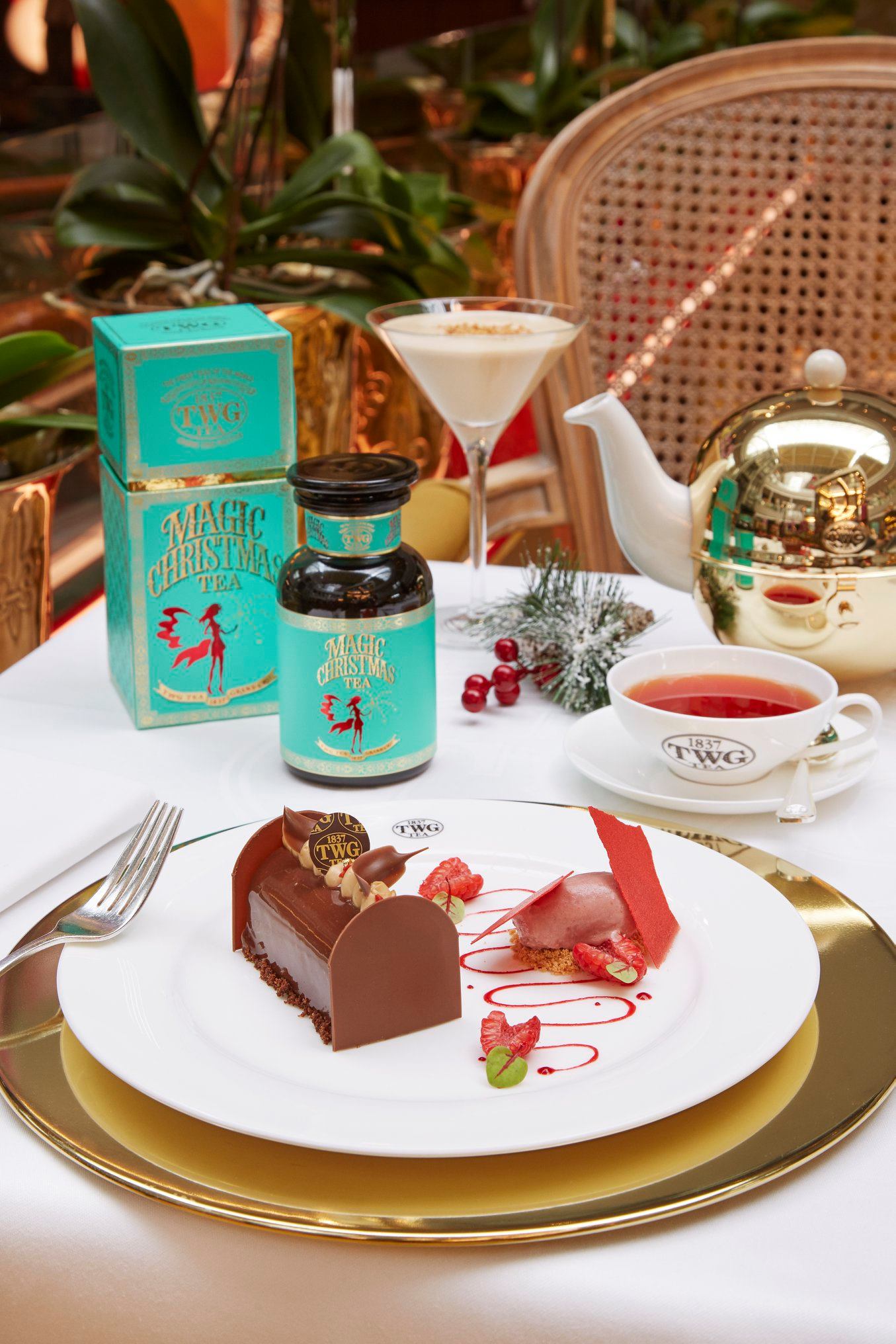 End the multi-sensory gastronomic experience with your choice of vanilla or chocolate Magic Christmas Tea infused mini log cake. Available from 16 December 2019 to 3 January 2020 at all TWG Tea Salons. 