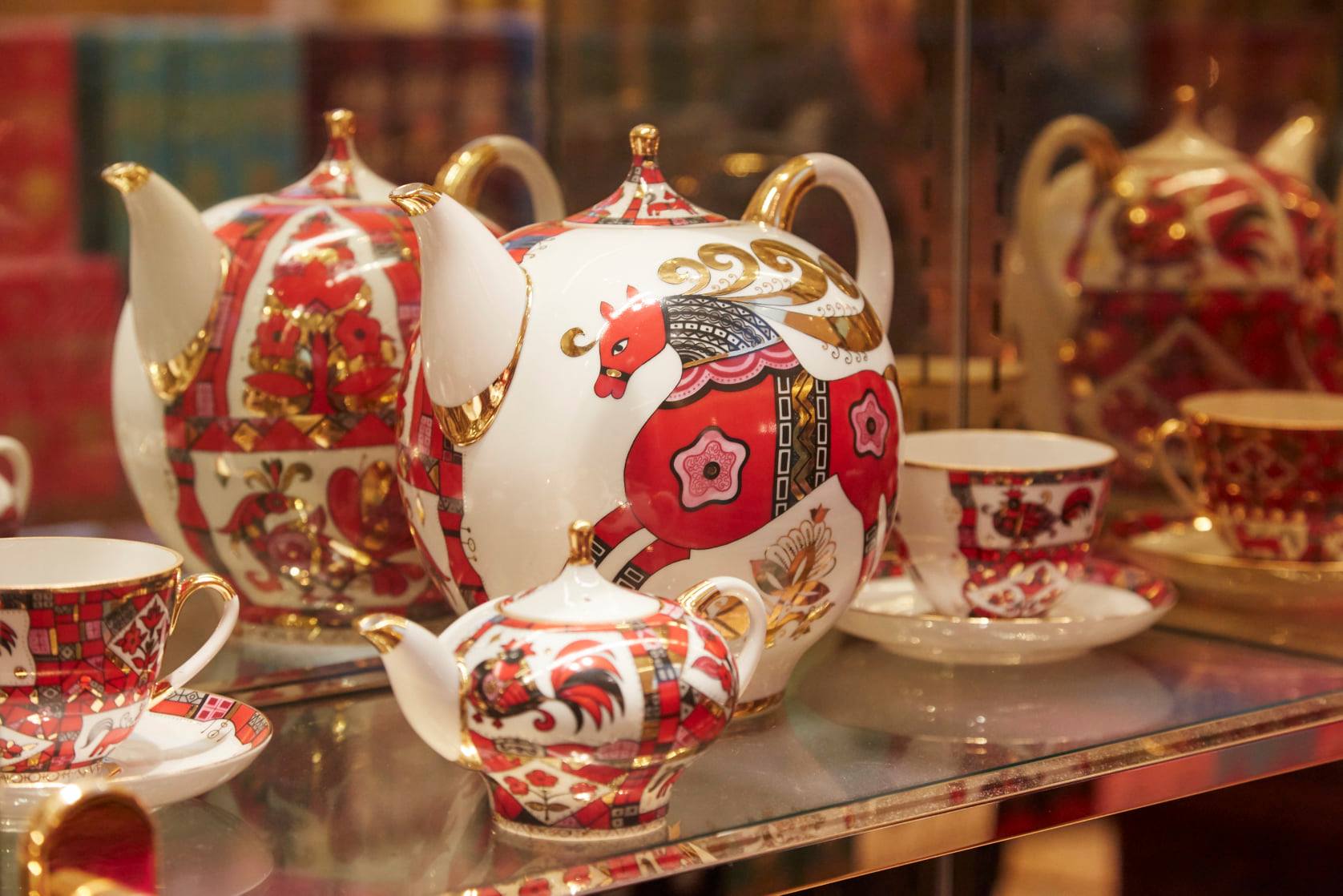 This porcelain tea service is an original creation, an authentic piece of art to celebrate the greatness of Russian History and the refinement of the Tsar's art of living