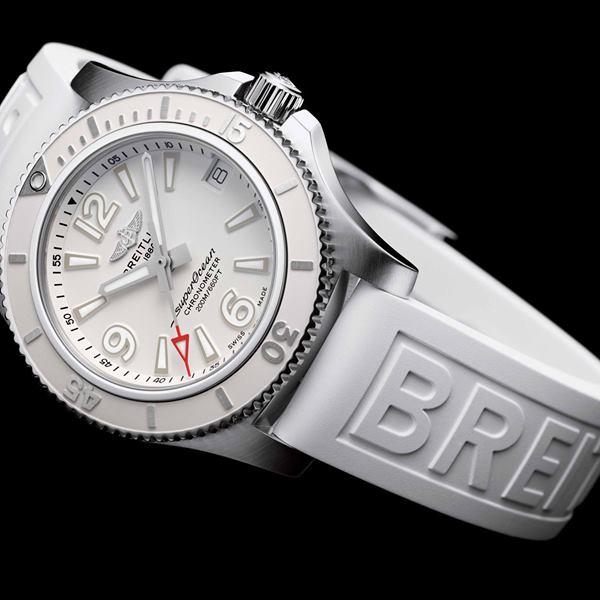 【Breitling 百年靈超級海洋自動腕錶 36 & 44】 1957年，百年靈首批 Superocean 超級海洋系列問世。該系列錶款的推出也傳達出一個明確信號：潛水腕錶市場出現一位重量級的新玩家。這些腕錶以其非凡的性能、卓越的品質和純正的百年靈風格脫穎而出。往後的60多年裡，Superocean 超級海洋系列始終備受青睞。如今，百年靈再次推出同名全新系列，因應最具挑戰性的水上運動所帶來的嚴峻考驗。 全新 Superocean 超級海洋系列旗下的各款腕錶均搭載百年靈17型機芯，動力儲存約38小時。所有腕錶均為經瑞士官方天文臺（COSC）認證的精密計時腕錶，採用Super-LumiNova®螢光數字、時標和指針，確保在任何條件下皆可提供極佳的可讀性。... SUPEROCEAN AUTOMATIC 36  