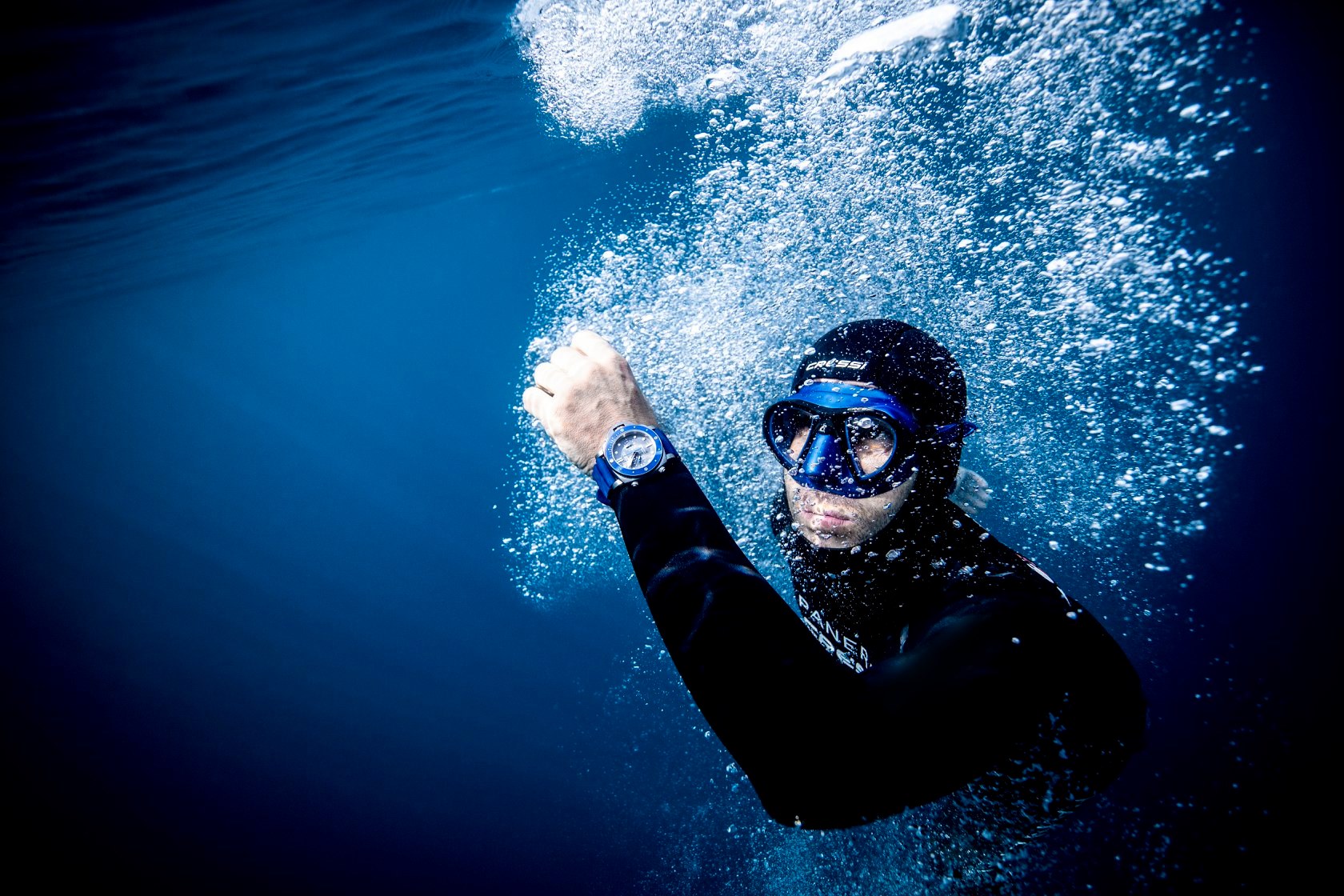 Panerai沛納海隆重推出全新專業潛水腕錶，堪稱驍勇強悍、堅毅不屈的化身。嶄新SUBMERSIBLE計時腕錶靈感源自GUILLAUME NÉRY，這位法國自由潛水冠軍，因創下世界紀錄和拍攝驚艷的水底照片而蜚聲國際。沛納海Submersible專業潛水計時腕錶 ── Guillaume Néry版是專業潛水腕錶的典範，防水深度約300米 (30巴)，配備單向旋轉錶圈， 準確顯示下潛時間。夜光白色時標與別具質感的鯊灰色錶盤形成強烈對比， 使錶盤不論在光線充足或漆黑的環境也能清晰可讀。錶底蓋鐫刻自由潛水王者本人的簽名，以及他創下的驚人紀錄 ── 一口氣下潛126米。 如欲了解更多，請密切留意高時錶行Facebook 專頁或親臨以下高時錶行分店：　