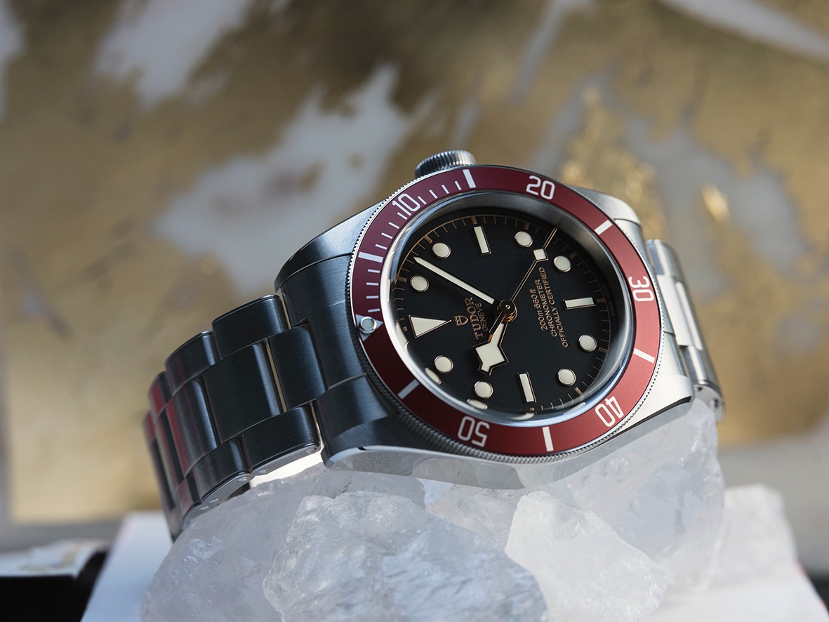 TUDOR Black Bay腕錶簡潔大方的線條、圓拱形錶面和鏡面、顯著搶眼的「大錶冠」、錶面上的「雪花」指針，均為TUDOR六十年潛水腕錶的製作精髓。