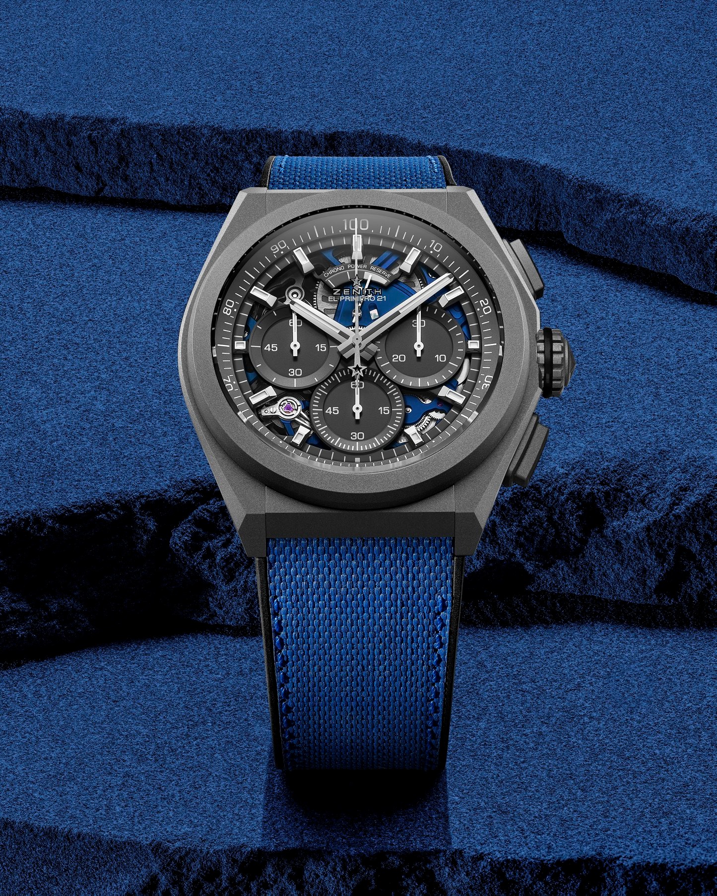 【躍動的色彩：ZENITH呈獻DEFY 21 ULTRABLUE腕錶 探索光頻變化與高振頻機芯的融合之道】 ZENITH致力透過各款觸動人心的上佳之作，展現品牌為製錶行業開拓未來的願景。品牌繼續推出攝人心魄 的卓越傑作，以精確至1/100秒的DEFY 21計時腕錶系列彰顯高振頻精準的設計理念。去年，品牌推出DEFY 21 Ultraviolet腕錶，初次呈現以可見光譜中的單一區域演繹機芯高振頻的理念，迎來世界上首枚紫色計時 機芯，與全啞光噴砂處理的鈦金屬錶殼形成鮮明對比，貴氣十足。今天，ZENITH呈獻DEFY 21 Ultrablue腕 錶，是次採用冷色調為設計基調，運用靛藍色和電光藍色營造出同樣具視覺衝擊力的強烈對比。