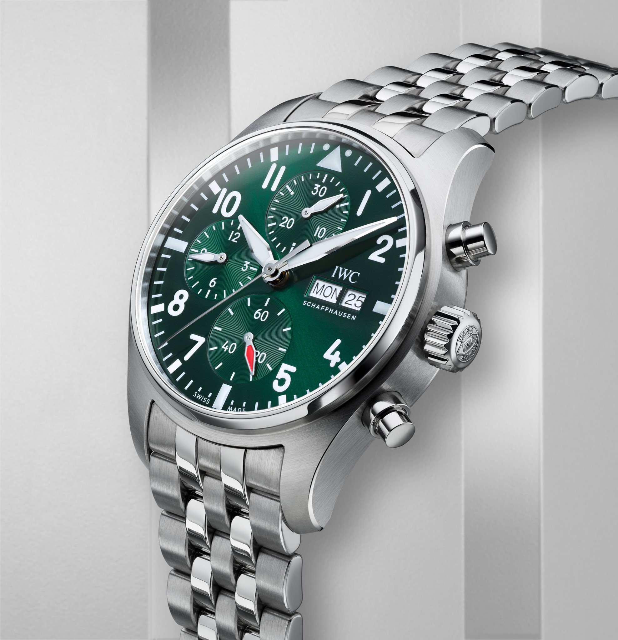 IWC萬國錶飛行員腕錶系列 加入搭載自製機芯的41毫米計時腕錶 沙夫豪森IWC萬國錶於「鐘錶與奇蹟」（Watches & Wonders）線上錶展推出飛行員系列計 時腕錶41。全新錶款採用精巧的41毫米精鋼錶殼，搭配藍色或綠色錶盤。為顯露品牌研發自製機芯的專業能力，腕錶搭 載IWC萬國錶69385型機芯，並可透過藍寶石玻璃底蓋一覽無遺。憑藉全新的EasX-CHANGE系統以及小牛皮、橡膠或 精鋼錶帶，飛行員系列計時腕錶41成為無與倫比的運動時計。 85年來，IWC萬國錶一直致力為專業飛行員度身訂做符合 實際要求和特定需求的飛行員腕錶。原本為導航設計的精 確可靠工具，現在以標誌性的駕駛艙儀表設計、超高耐用度 和多功能性享譽盛名。計時腕錶是IWC萬國錶飛行員腕錶 系列的支柱。機械計時功能不只帶來了典型的工具腕錶外 觀，也在日常生活中提供近乎無限的應用方式。
