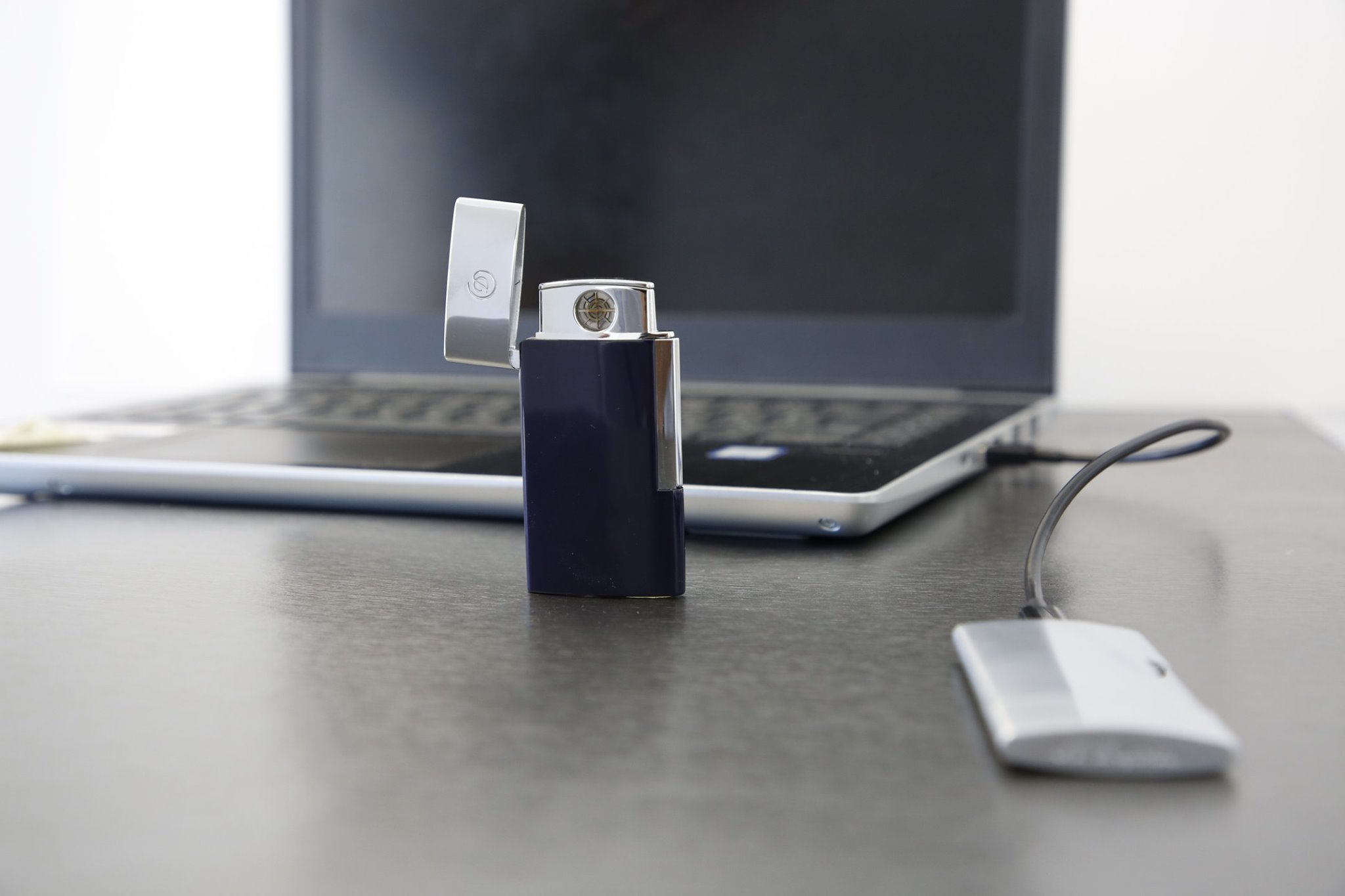 As easily rechargeable as a phone or a laptop : “Eslim” is the first luxury electronic lighter. It’s a lighter for everyone who loves technology and great design, fitting into your lifestyle, indoors or outdoors, and in all weathers.