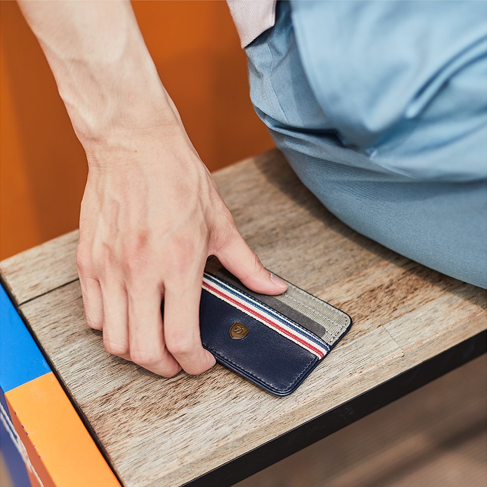 Carry the essential in your pocket with our « Iconic » credit cards holder. 