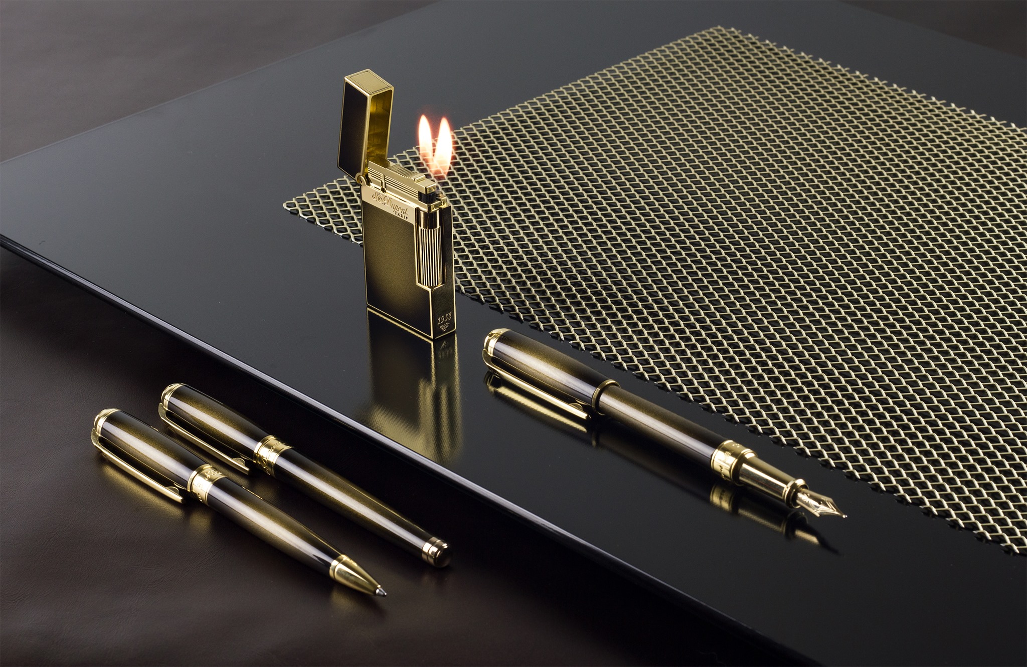 Discover the new “Ligne 2” Atelier Bronze lighter, with its famous “cling” when opened and its double flame cigar burner. 