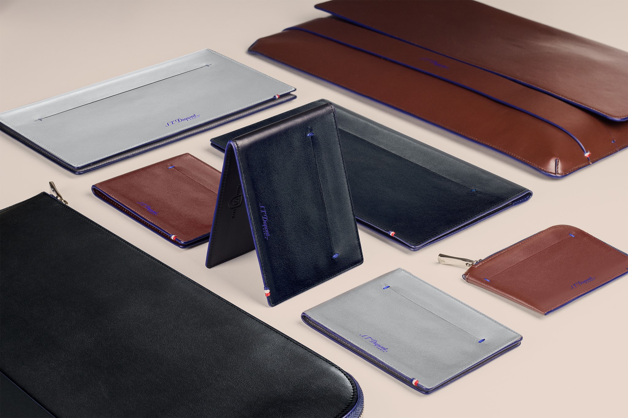 Carry what you really need with the “Line D Slim” leather goods collection. An ultra thin design for urban consumers. 