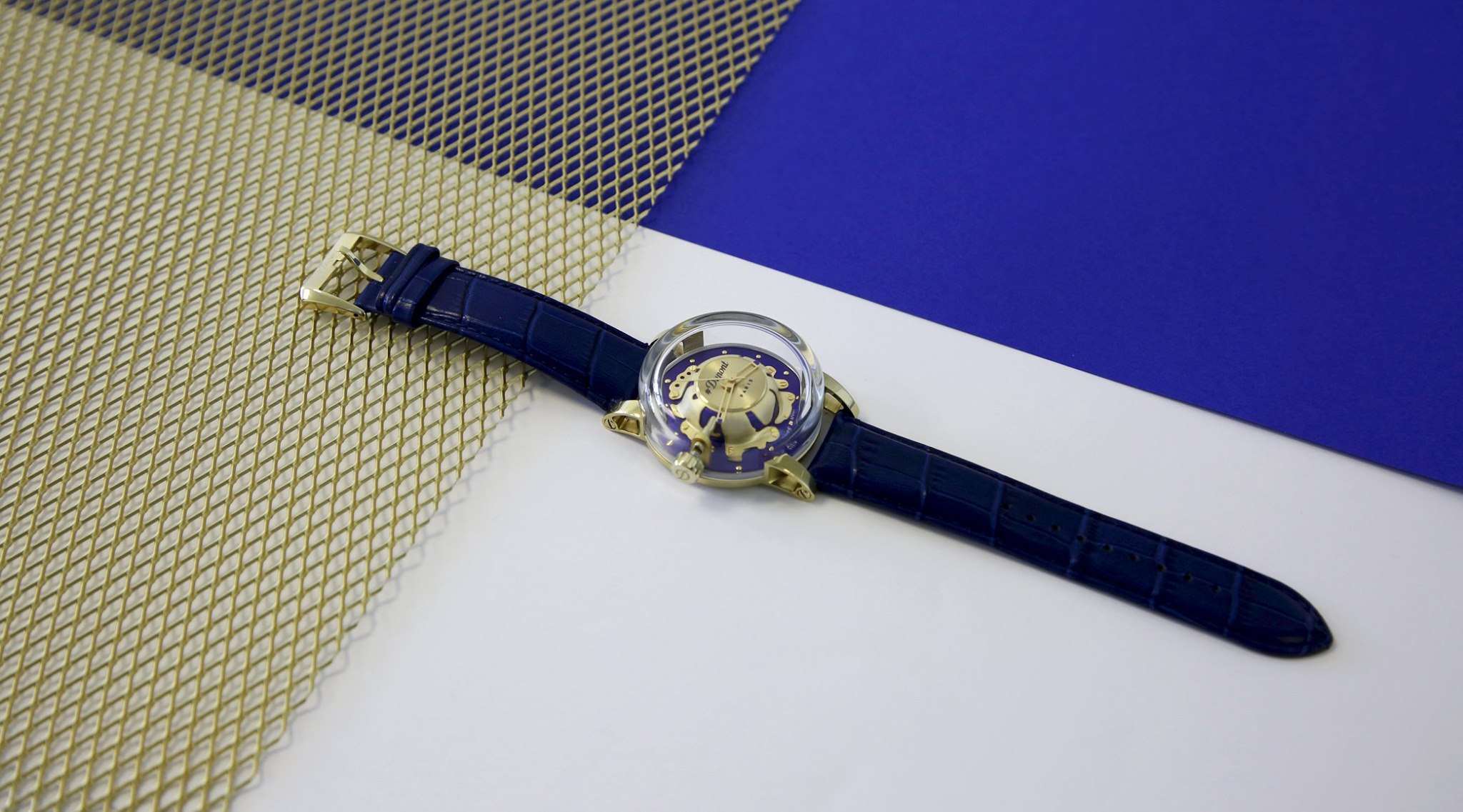 ibrant blue and majestic gold, a luxurious combination of color for those who want to stand out from the crowd :