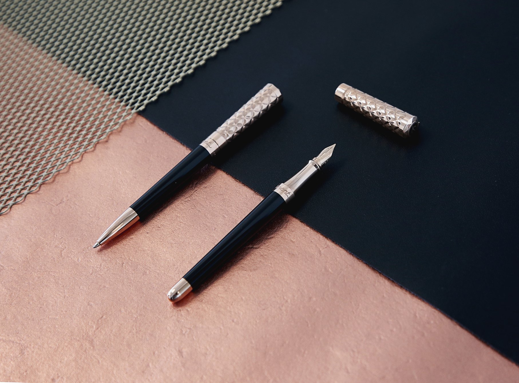Faithful to its philosophy of excellence cultivated since 1872, S.T. Dupont introduced the new « Liberté », a collection of writing instruments devoted to women.