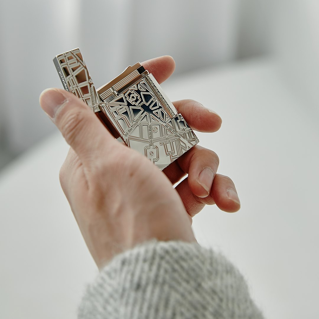 This lighter reflects S.T. Dupont's unique expertise, through the meticulous work of goldsmith and heritage through the Parisian map engraved. More that a lighter this object is a vibrant testimony of expertise and legacy :