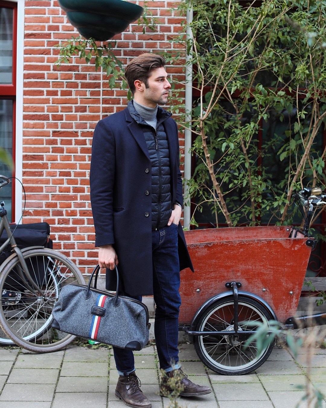 Classic yet stylish, @romainp__ has already adopted it: our new iconic felt bag is a must-have for you gentlemen :