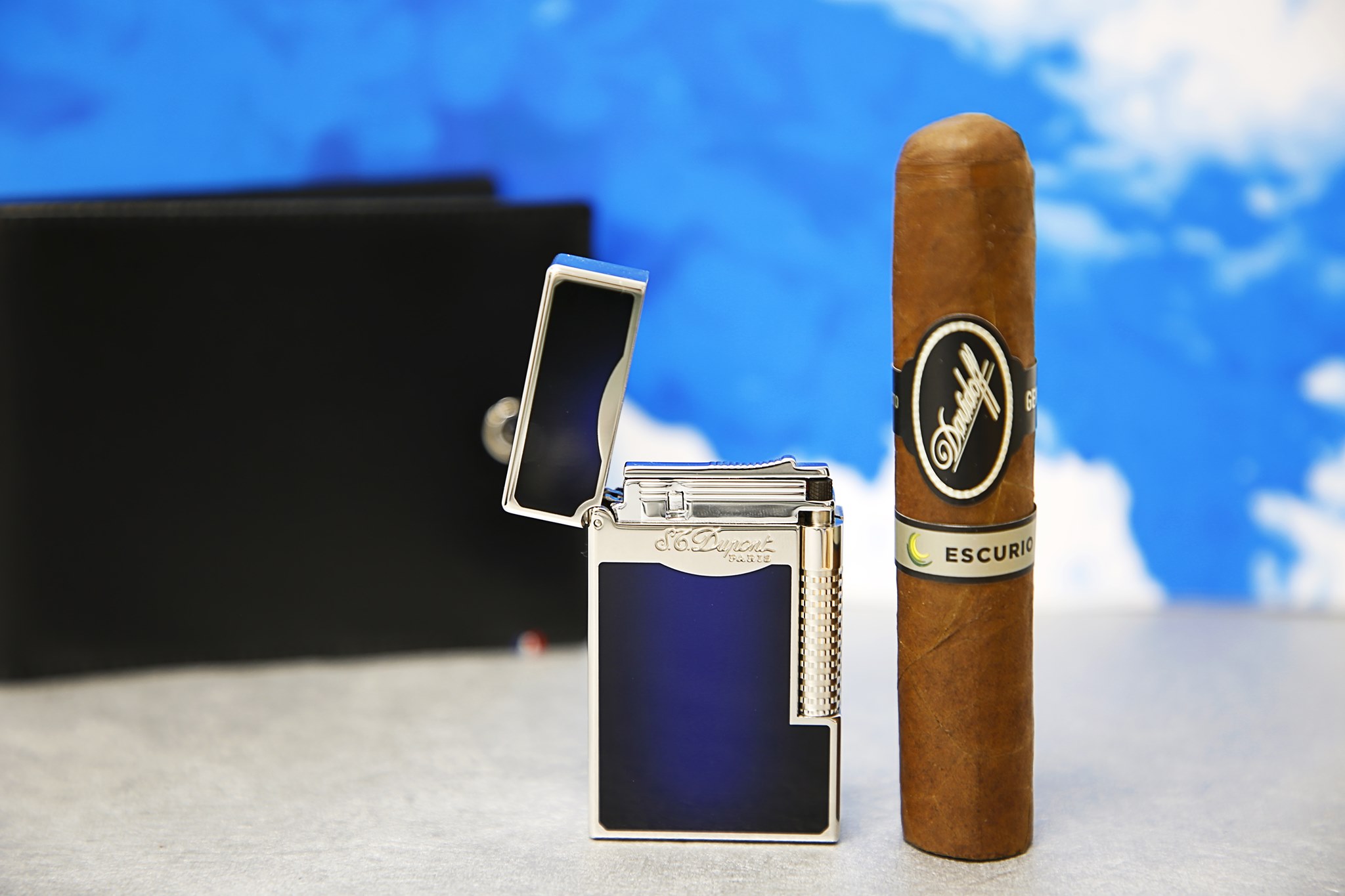No need to introduce it : with its unique technology allowing you to switch from soft flame to torch flame, "Le Grand Dupont" is the King of lighters :