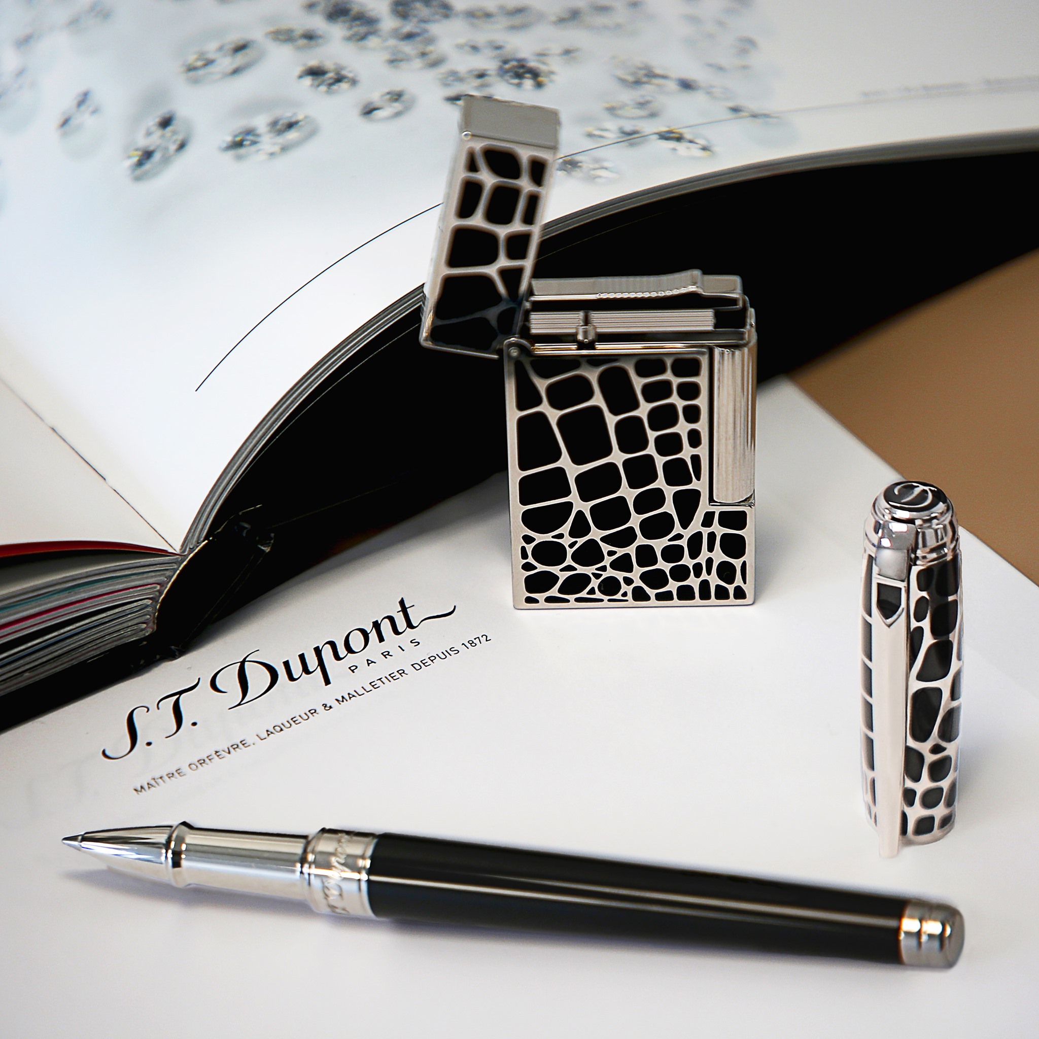 Featuring goldsmith and lacquer know-how, these croco-pattern matching pen and lighter are remarkably refined and sophisticated :