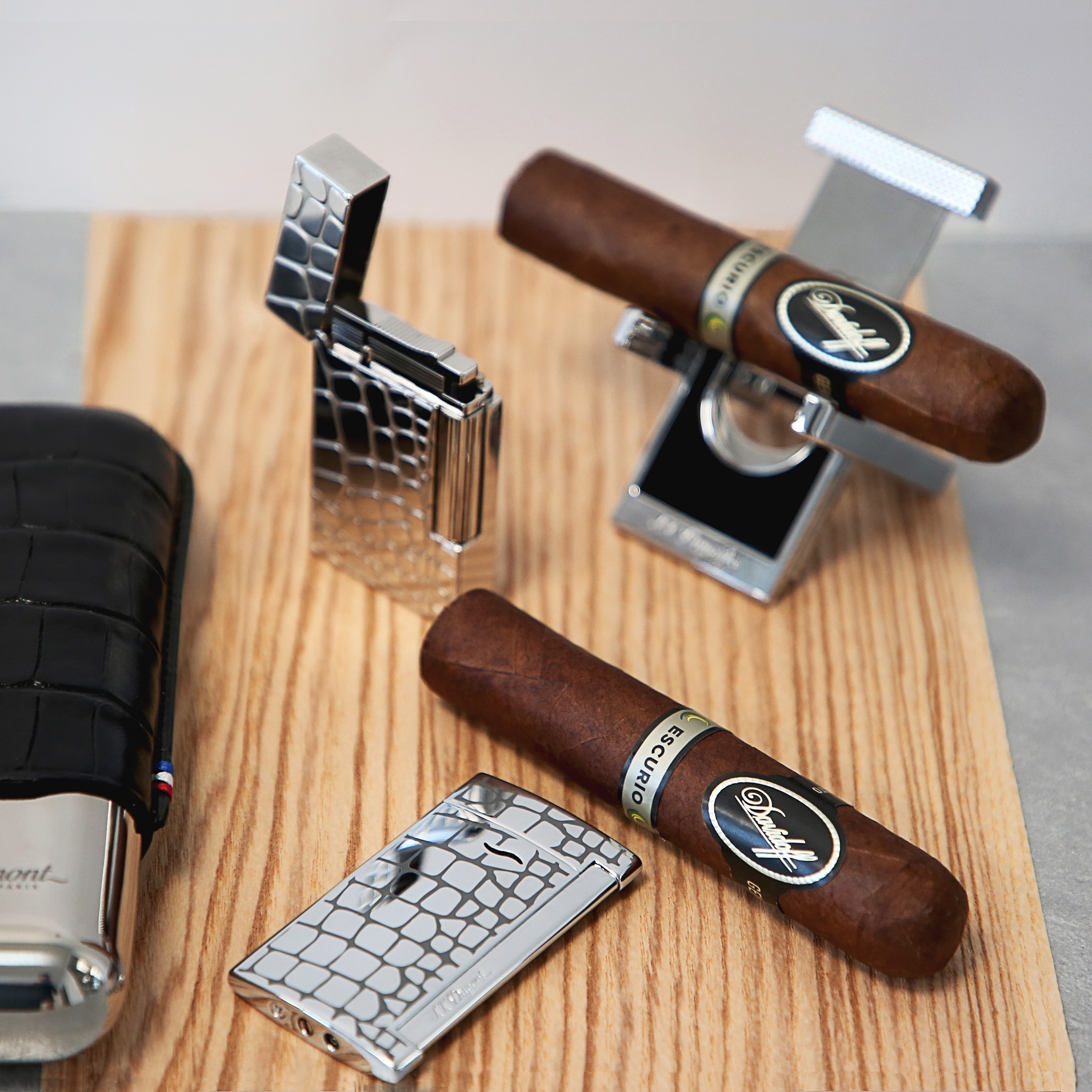 Experience the unique bliss of lighting a cigar with the new « croco » collection. Start with the Slim 7 and its blue torch flame, then enjoy the perfect « cling » and the softness of the Ligne 2.