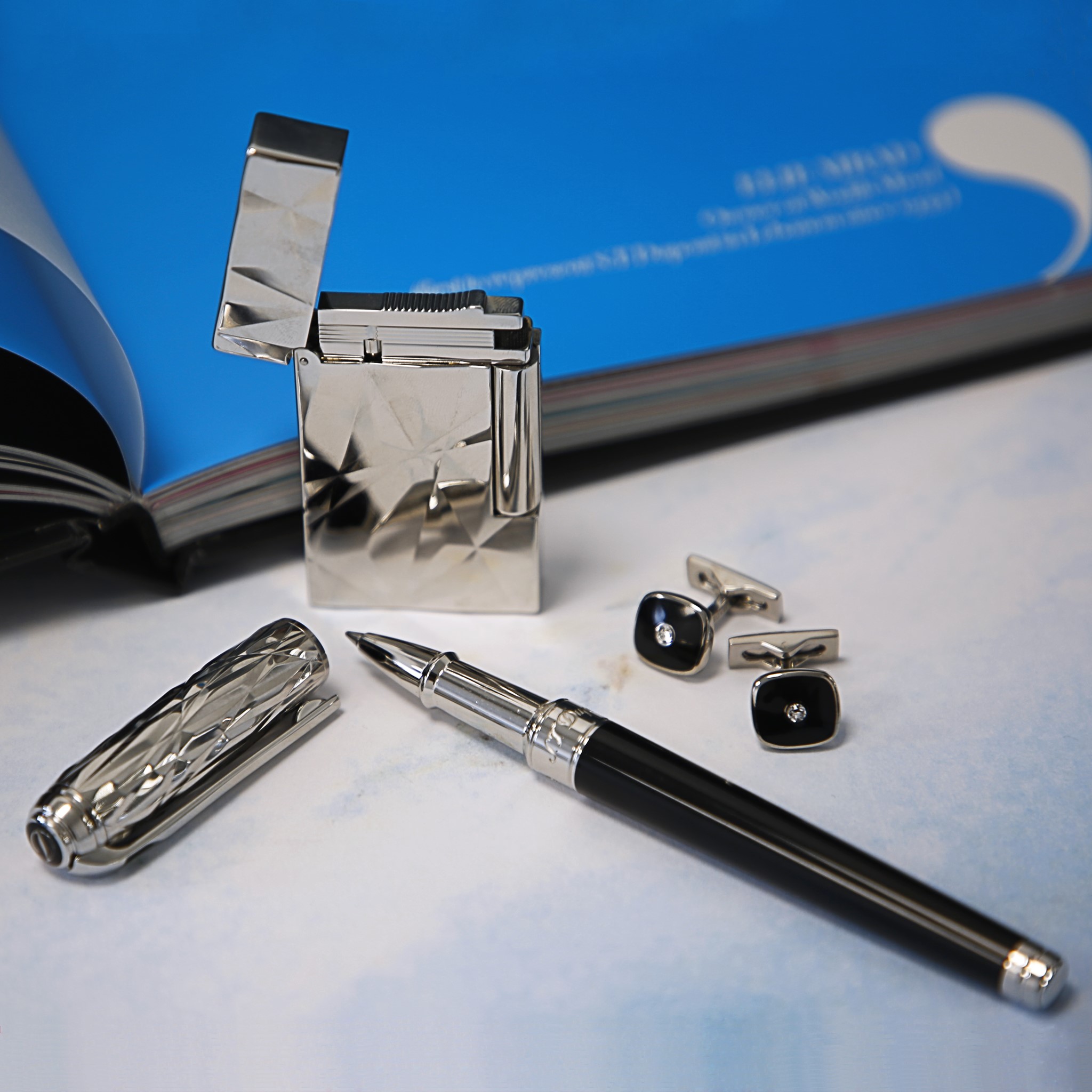 Whether it is with your lighter, pen or cufflinks, shine bright like a diamond with S.T. Dupont :