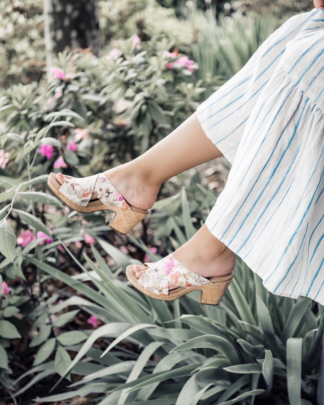 Celebrating #summersolstice in these beauties 🌸 🌺 #summersandals   📸 @_anna_english 