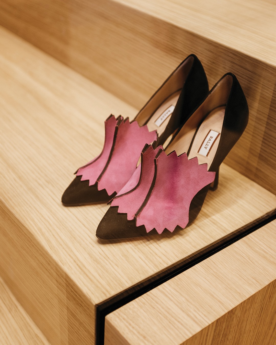 The butterfly effect, a touch of symmetry on our classic pump. 