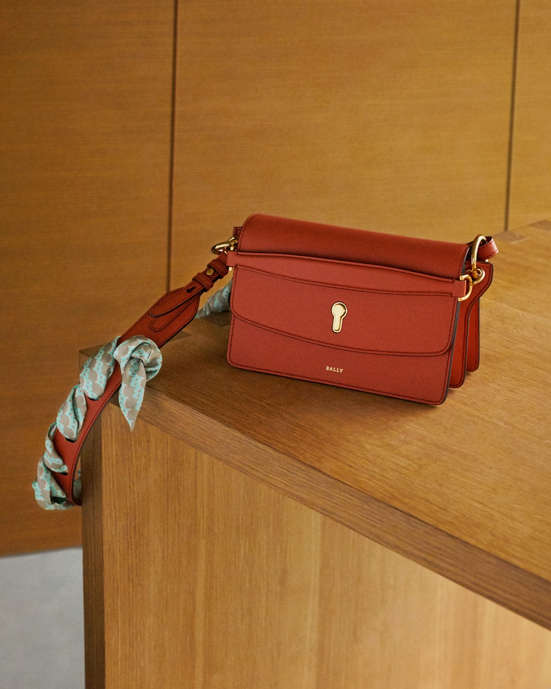 Introducing the new Bally Celestine bag, featuring our signature Cecyle keyhole lock and a detachable strap with an interwoven silk foulard. 