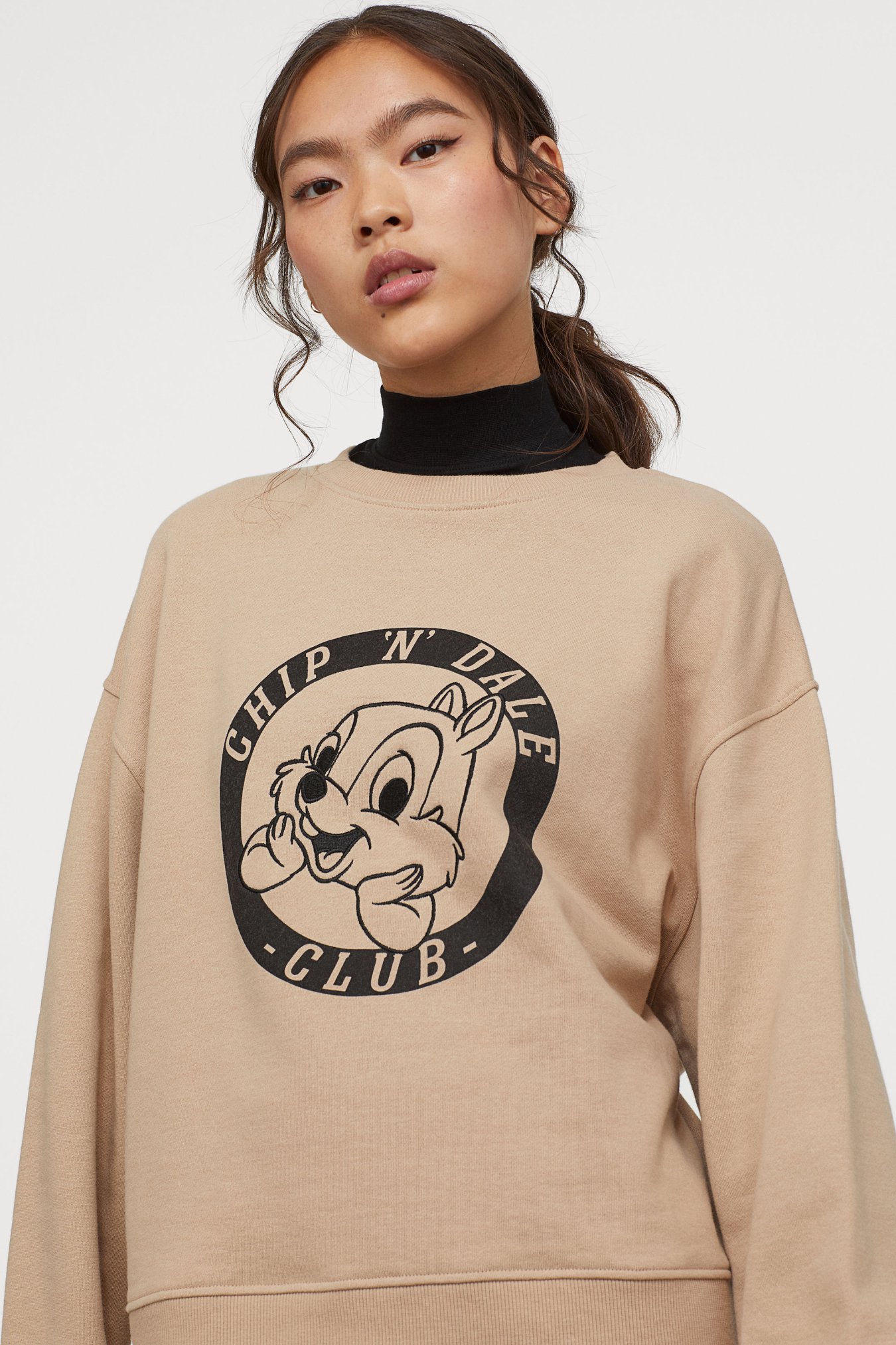 The first Autumn drop 🍂 of the Asia-inspired collection features the beloved Disney classics CHIP 'N' DALE 🐿️🐿️ - prints in mischievous 🤪 and playful expressions, together with shades of beige, stripes and plaids for that modern stylish look. The new #HMDivided collection is available exclusively in stores now! ❤️ #HMhongkong #HMmacau #InStoreOnly