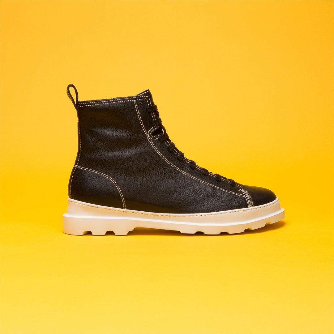 Unisex black boot with leather upper with laces and a zip. 51% recycled EVA outsole. Upper: Calfskin