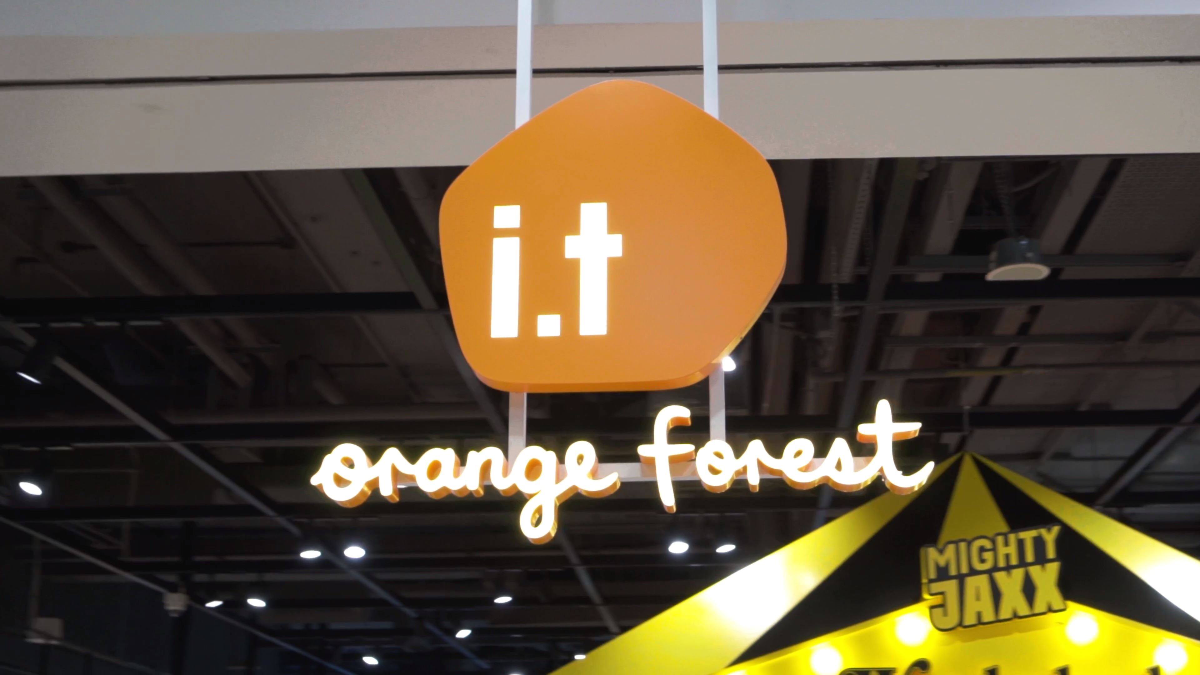 i.t orange forest現已開幕！旗艦店可劃分為多個區域，配合不同主題的獨特裝潢，有如遊走於森林中發掘各式各樣的時尚新品！男女裝和配飾一應俱全，粉絲們當然不能錯過！ i.t orange forest