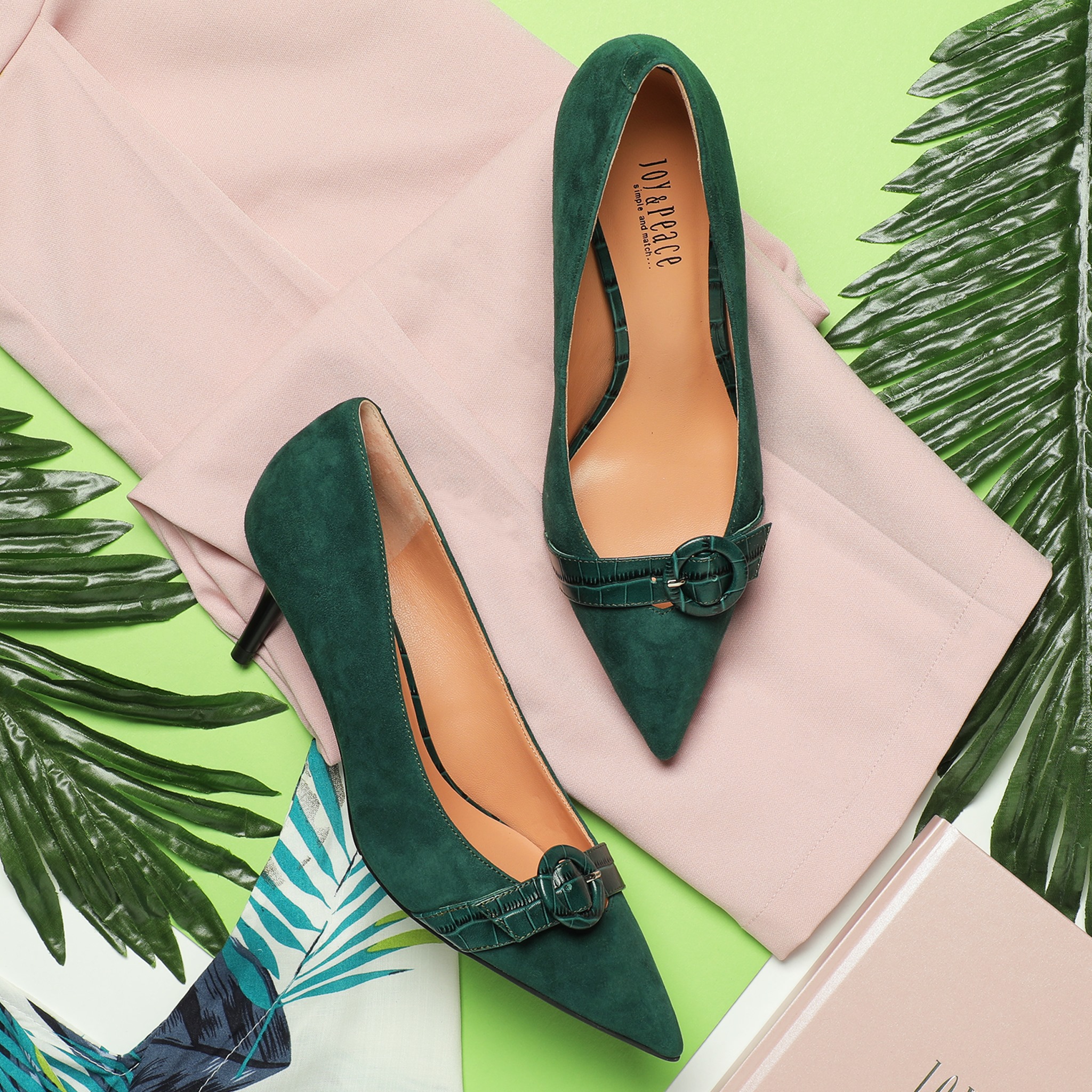 今天就穿上這雙優雅的翡翠綠矮跟鞋，為工作造型注入清新色調！