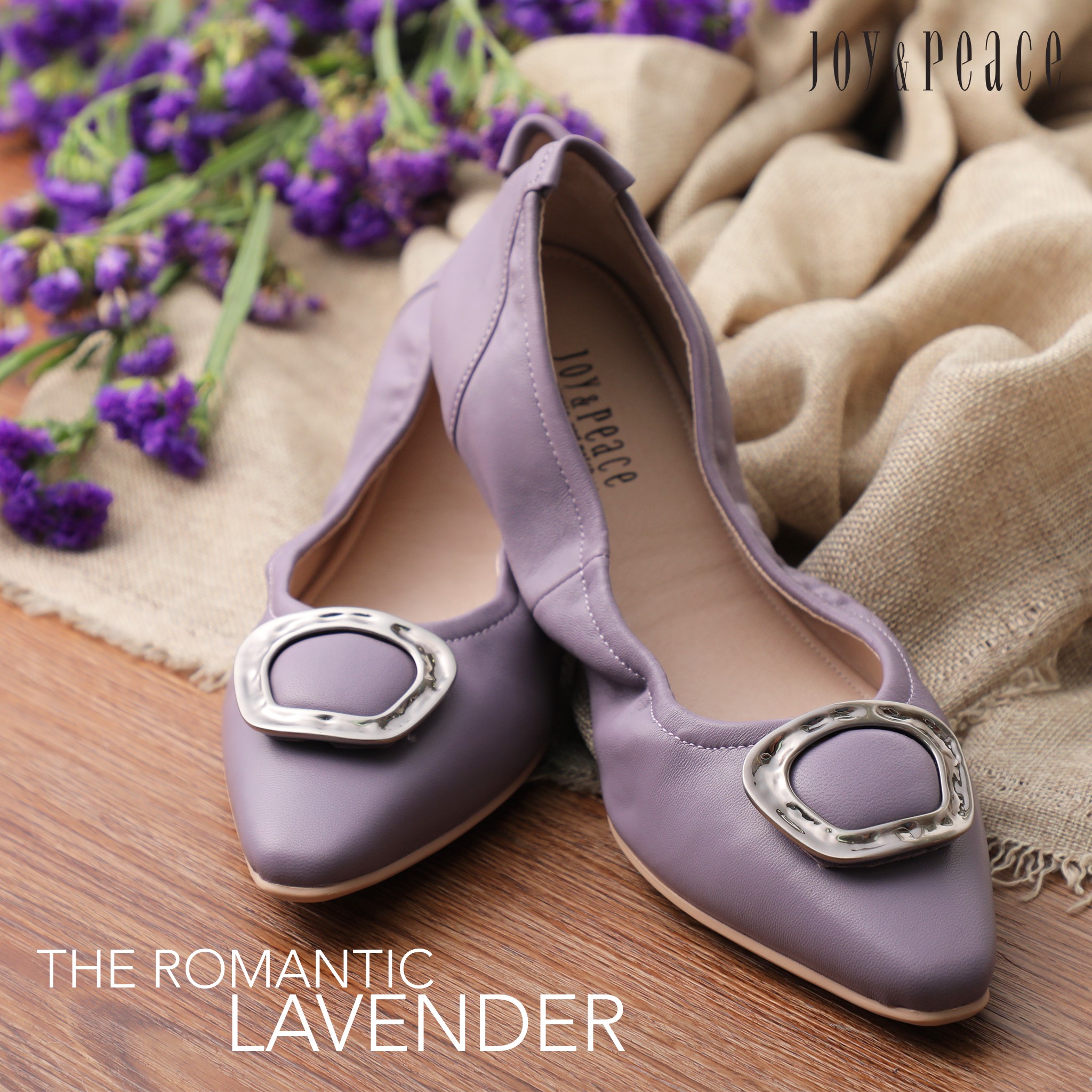 盛夏季節，薰衣草盛放，穿上優雅的紫色平底鞋，感覺就彷如在薰衣草花田中漫步，一步一浪漫，一步一傾心。 