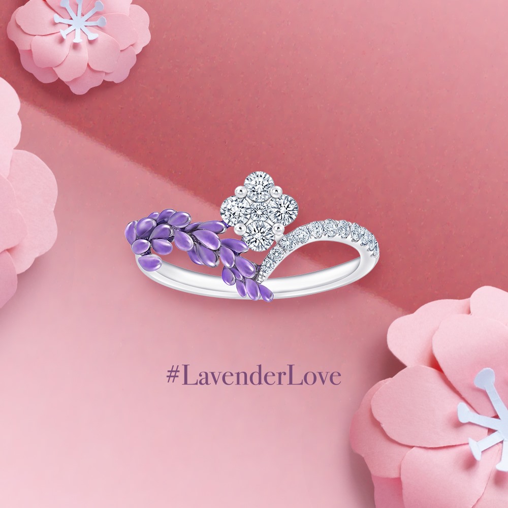 全新《 #花漾》鑽飾系列 #LavenderLove 以紫色琺瑯模擬薰衣草的姿態，配以顆顆天然鑽石，讓夢幻夏日環在指間。