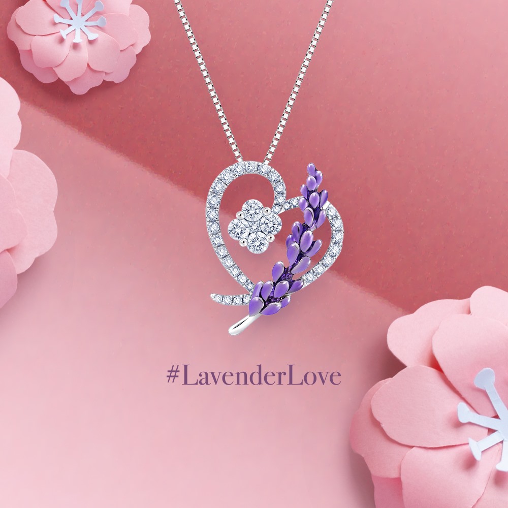 《 #花漾》鑽飾系列 #LavenderLove 以紫色琺瑯模擬薰衣草的姿態，配以顆顆天然鑽石，懸在頸項，閃爍迷人。