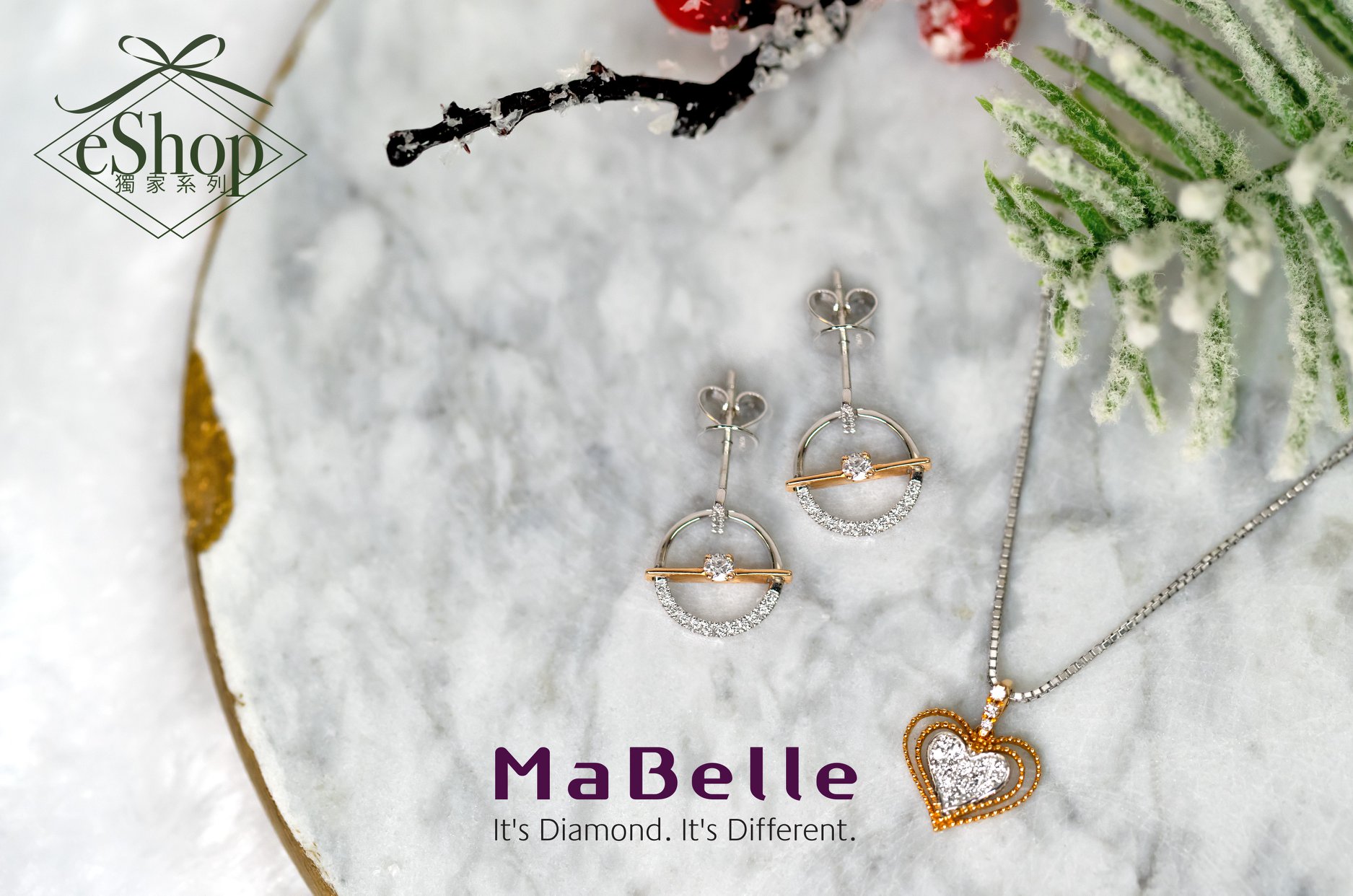[eShop獨家] 收到超吸晴的閃爍鑽石禮物，雙眼必定會閃閃發亮！MaBelle eShop 為正在尋找禮物的您精心挑選多款耀眼首飾，以氣氛濃厚的鑽石首飾幫您解決聖誕送禮煩惱。立即登入MaBelle網店揀選禮物更享以下多重節日禮遇:​ 🎄滿$2,500送聖誕香薰掛飾🕯️​