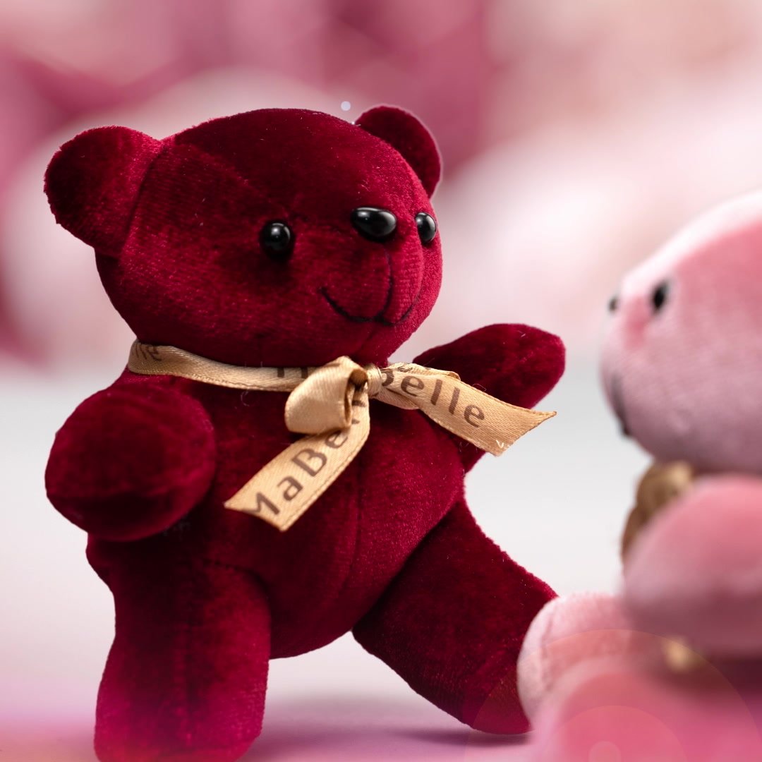 這個情人節，甜蜜粉紅小熊會好好守護您閃閃發光的心意。