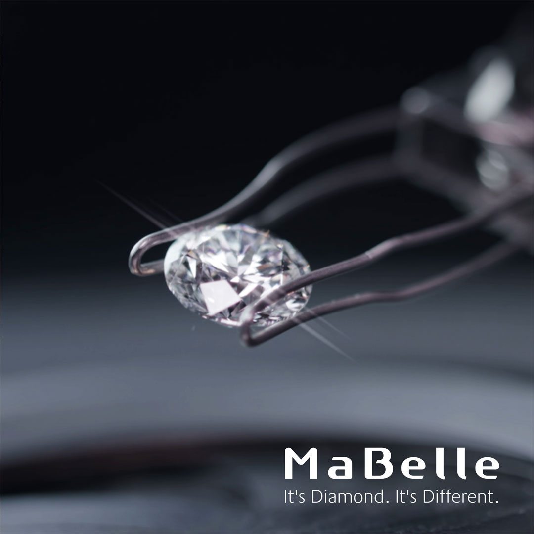 知道嗎？妳戴著的那顆 #天然鑽石 耳環，正連繫著珠寶世界專業嚴謹的一環。