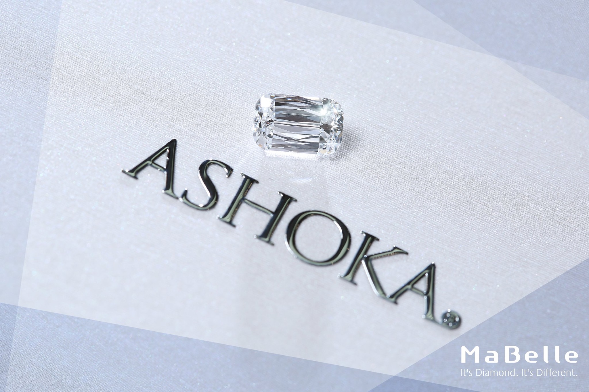 採用古典長邊枕形切割的ASHOKA®，是花式切割入門必備鑽飾。把握限時8折優惠，體驗稀世美鑽ASHOKA®的懾人氣派，立即展開ASHOKA®品味傳奇之旅。