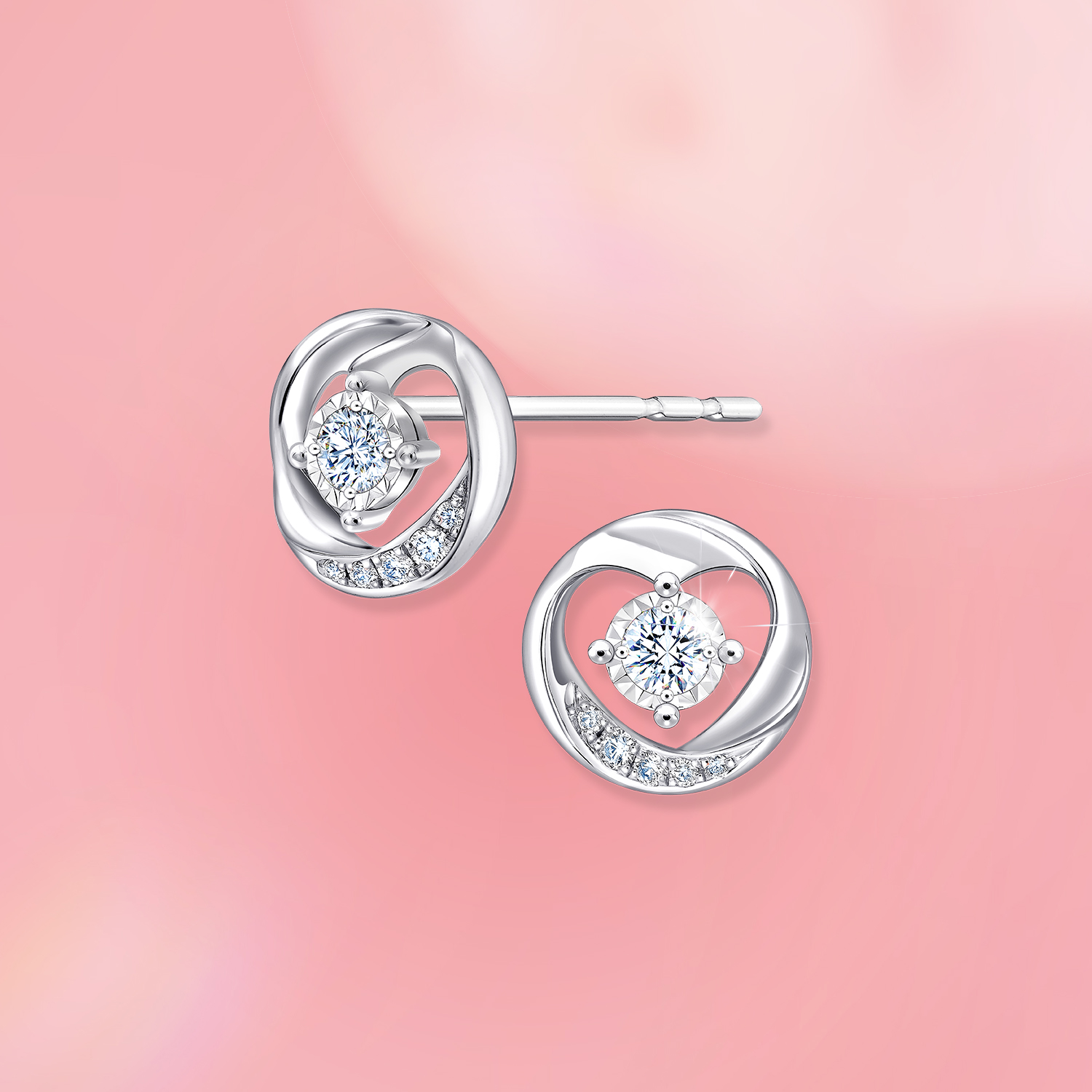 【幸福的愛】以愛環抱著天然鑽石的設計，除了有耳環款式，還有吊墜款式。