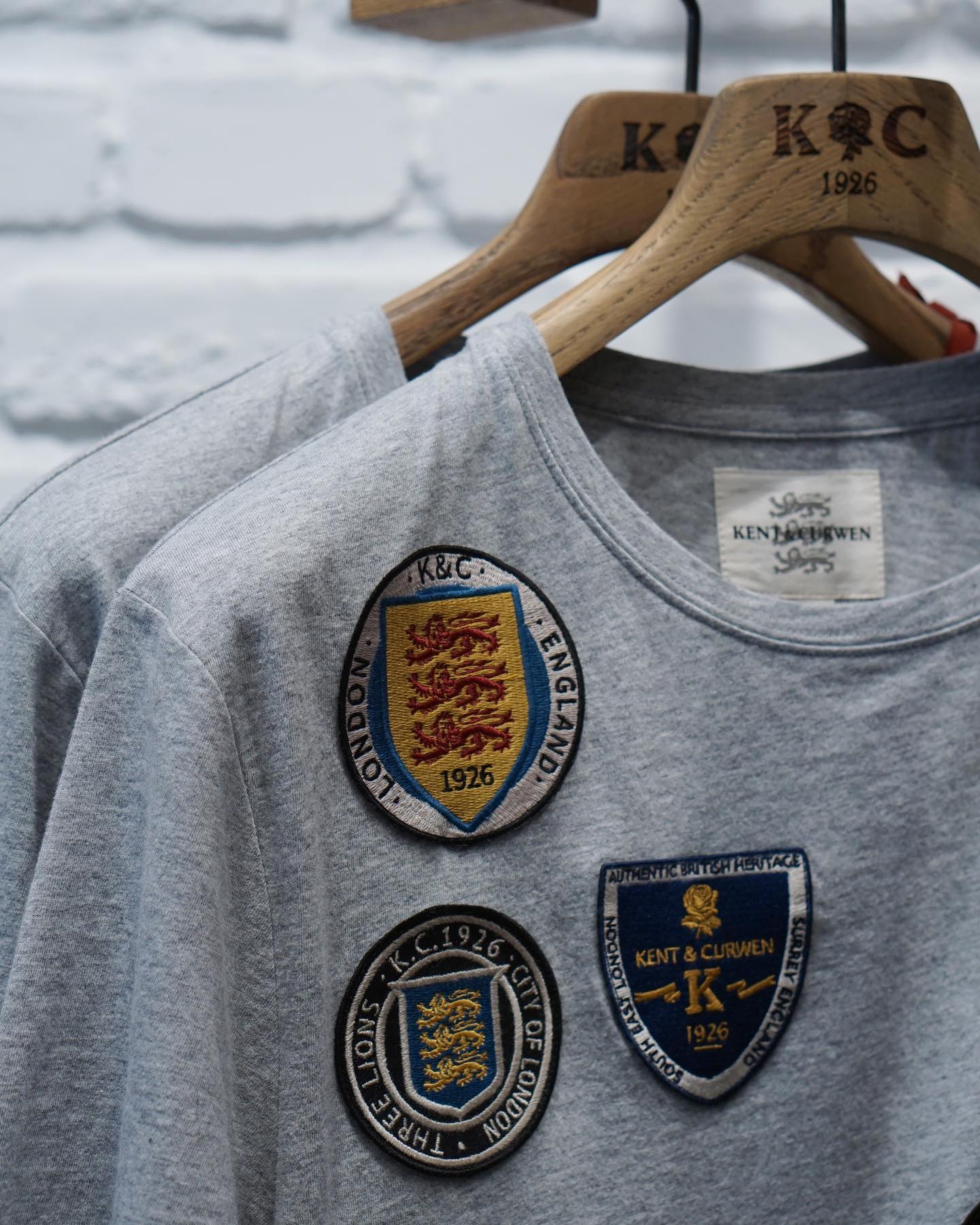 Authentic badges from our sporting and military archive, reworked on seasonal basics.