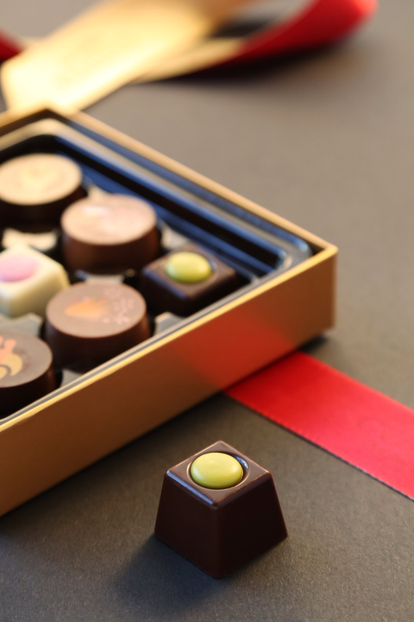 😋 金裝嘉年華巧克力系列有著令人回味無窮的味道及質感: